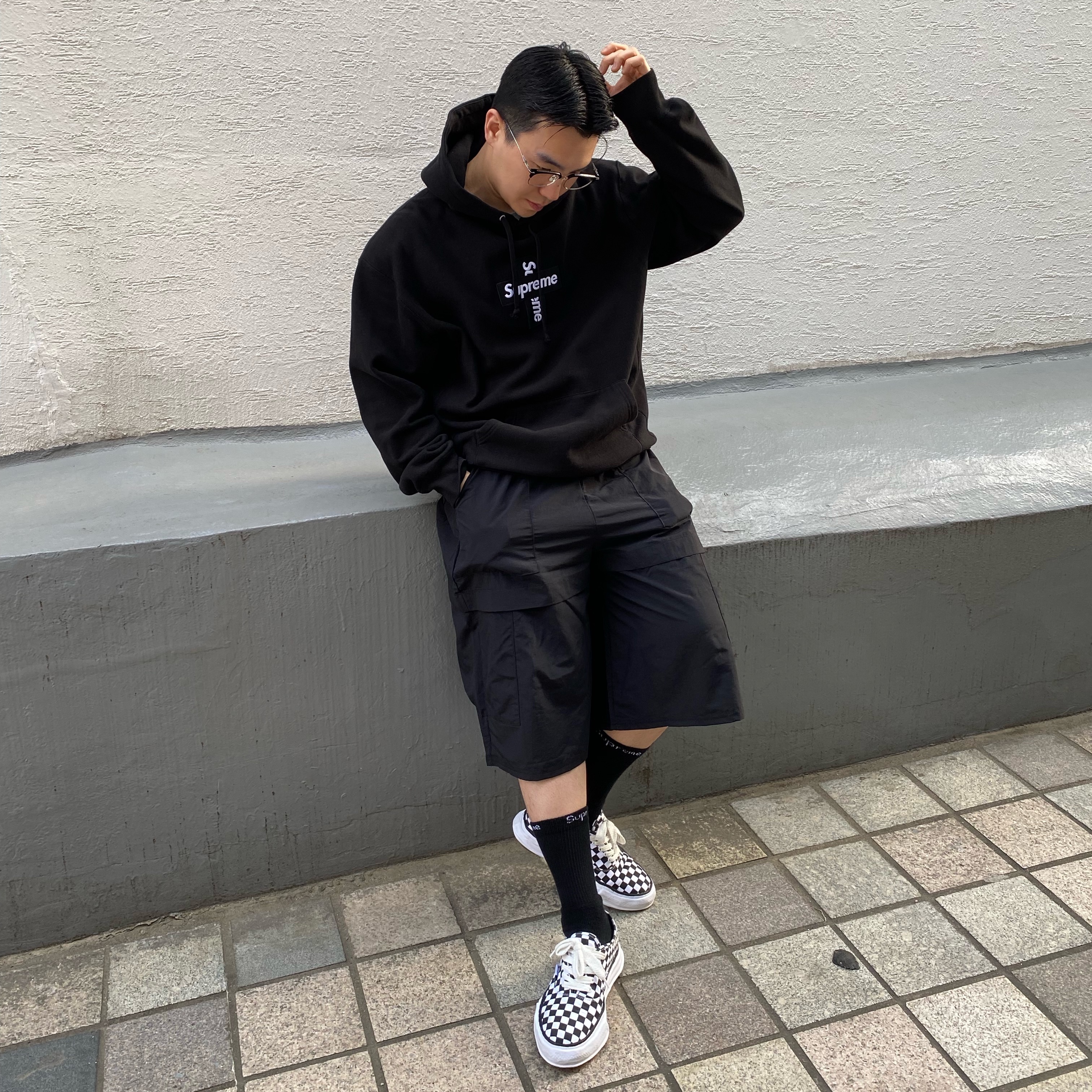 Supreme Cross Box Logo Hooded Sweatshirt Black - 20FW, Supreme Hanes Crew Socks Black (4 Pack) 착용 스타일 - 1