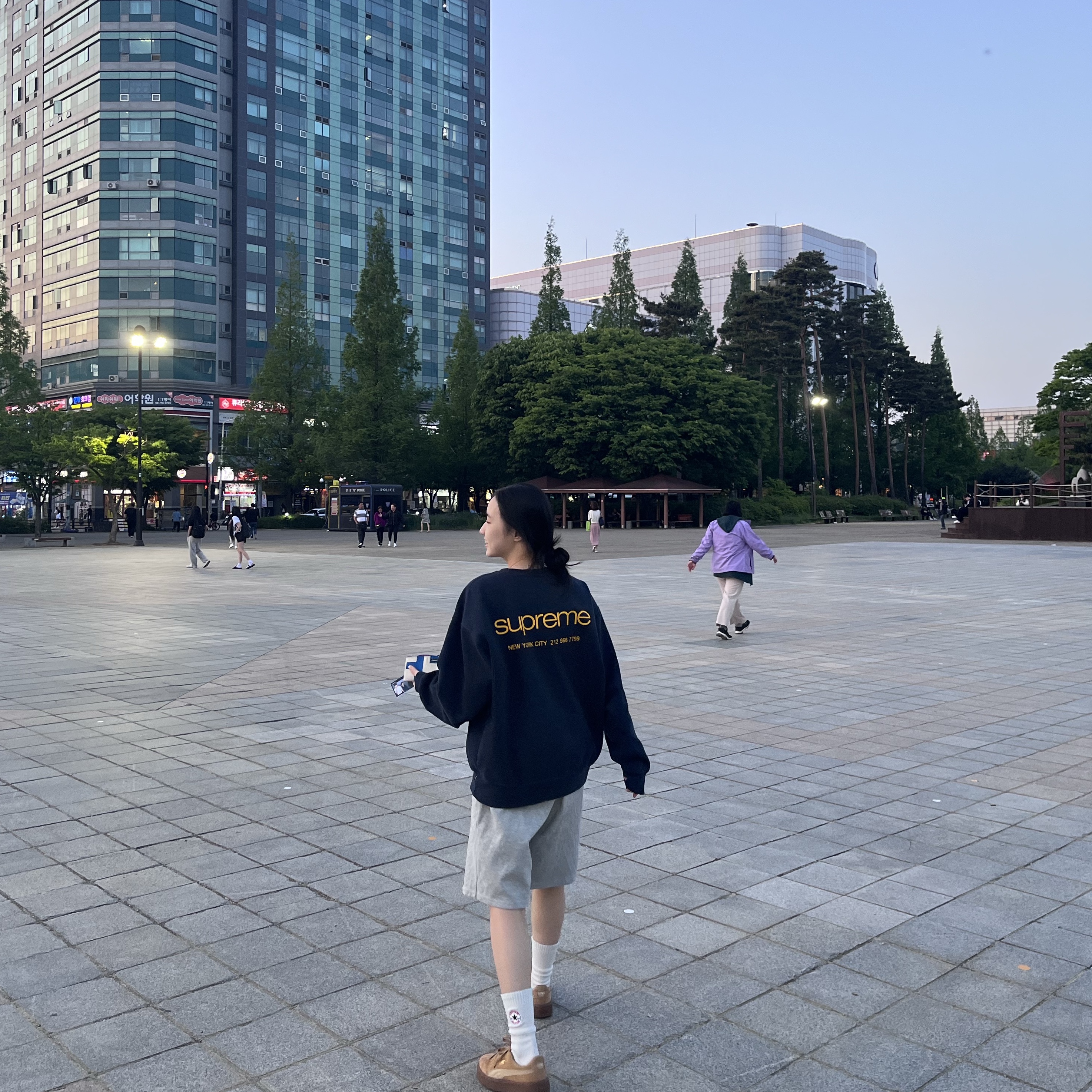 Supreme NYC Crewneck Navy - 23FW 착용 스타일