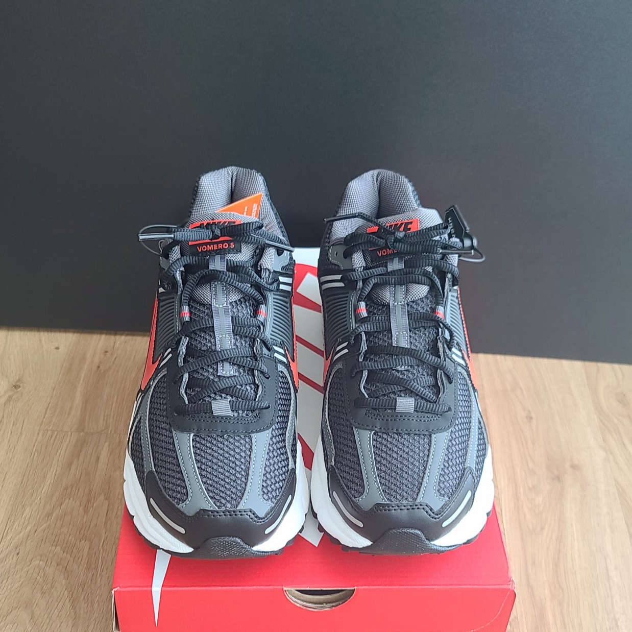 Nike Zoom Vomero 5 Black and Picante Red 착용 스타일 - 2