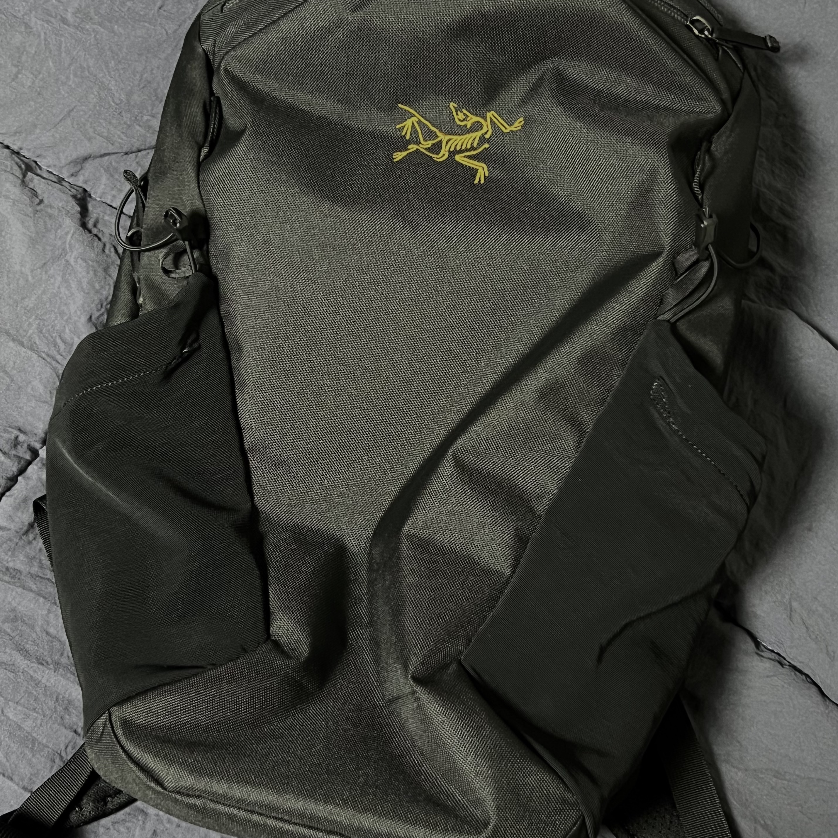Arc'teryx Mantis 16 Backpack Black 착용 스타일