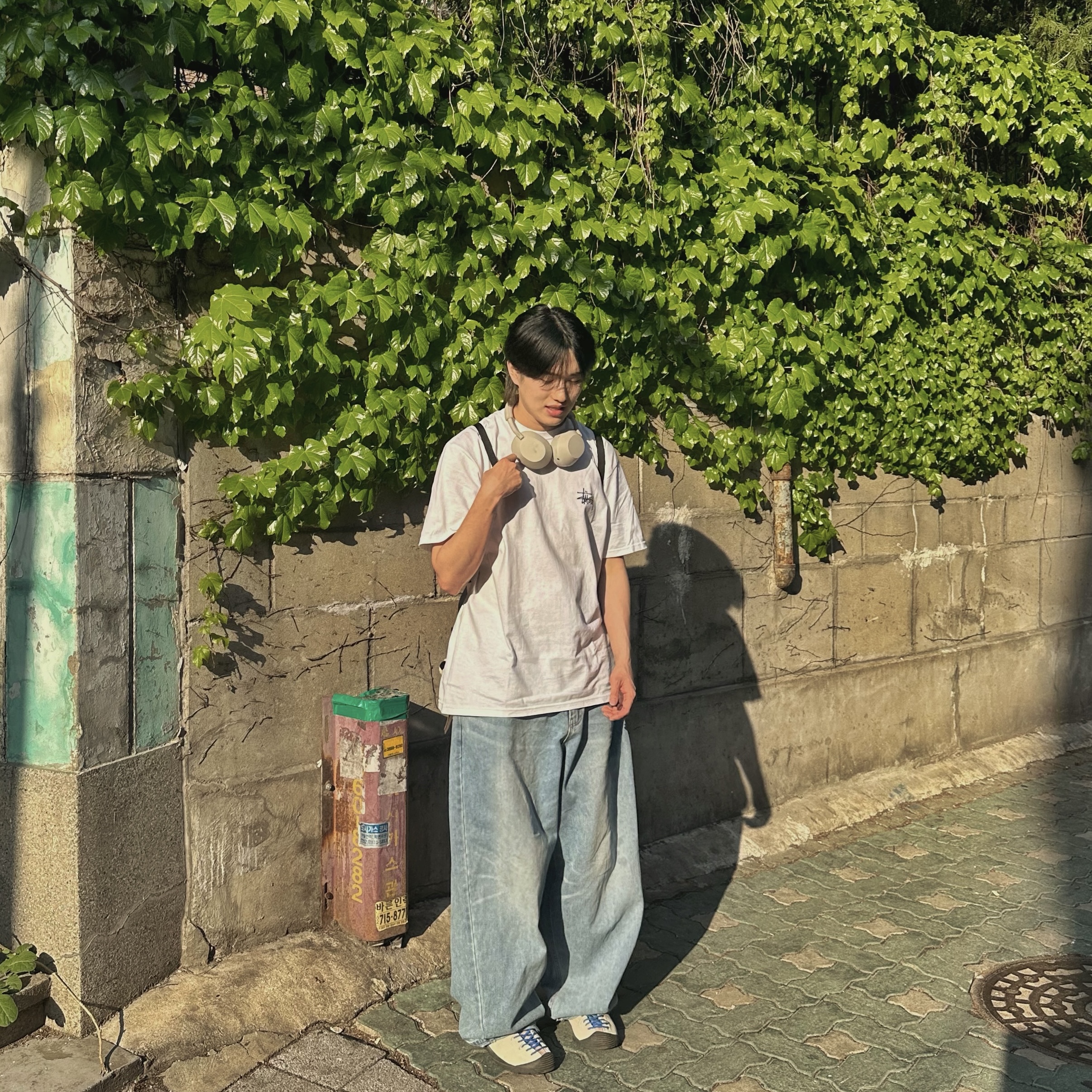 (W) Keen Jasper Suede Sneakers Birch Fawn, Sony WH-1000XM5 Silver (Sony Korea Ver.) 착용 스타일 - 1