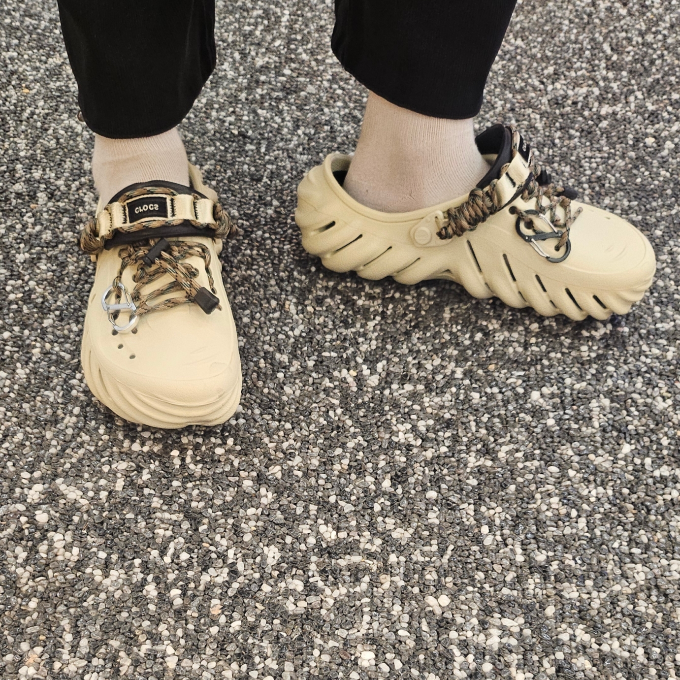 Crocs Echo Clog Bone Black, Stussy Fuzzy Dice T-Shirt Black 착용 스타일 - 2