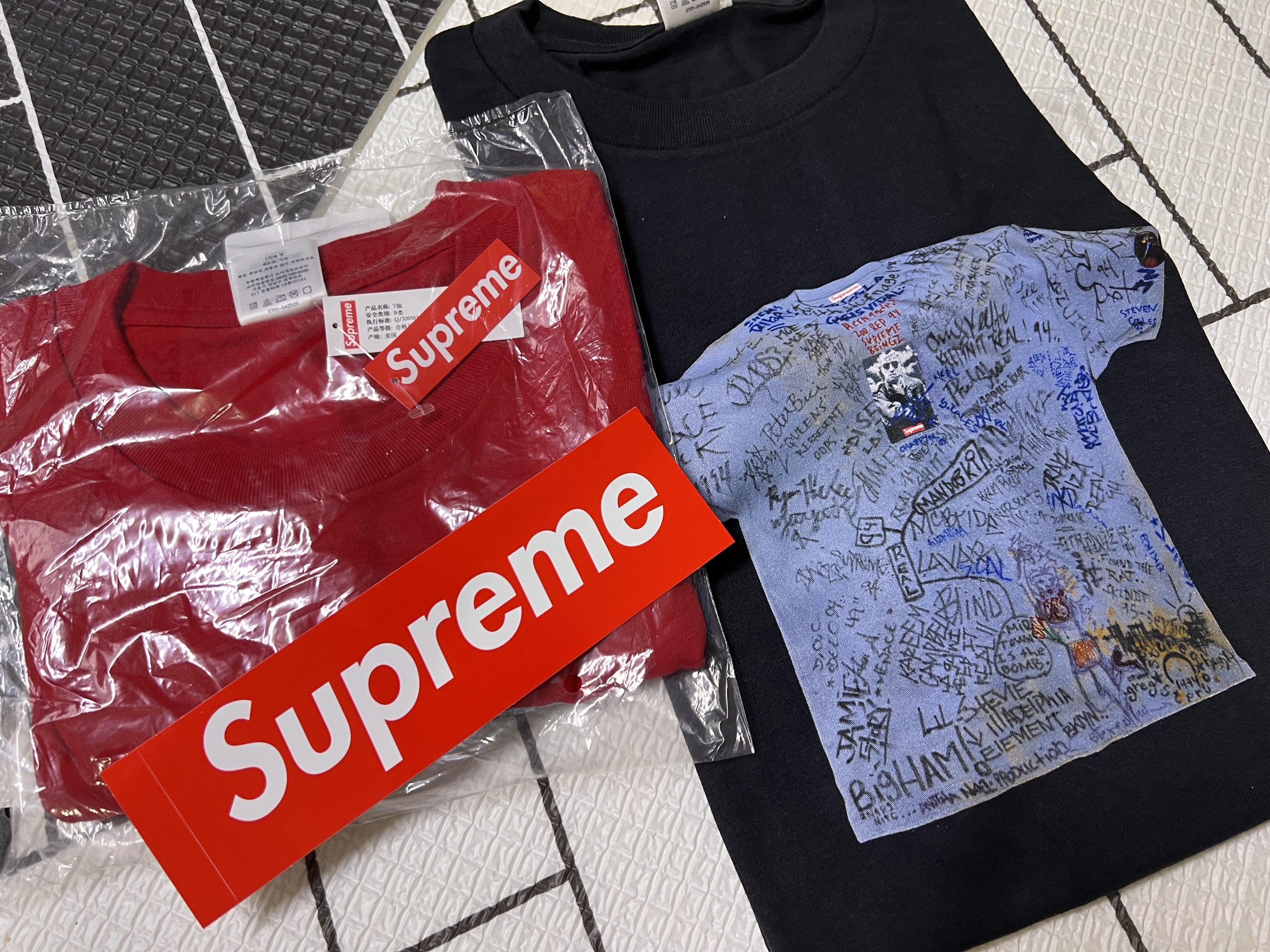 Supreme First T-Shirt Black - 24SS, Supreme First T-Shirt Red - 24SS 착용 스타일