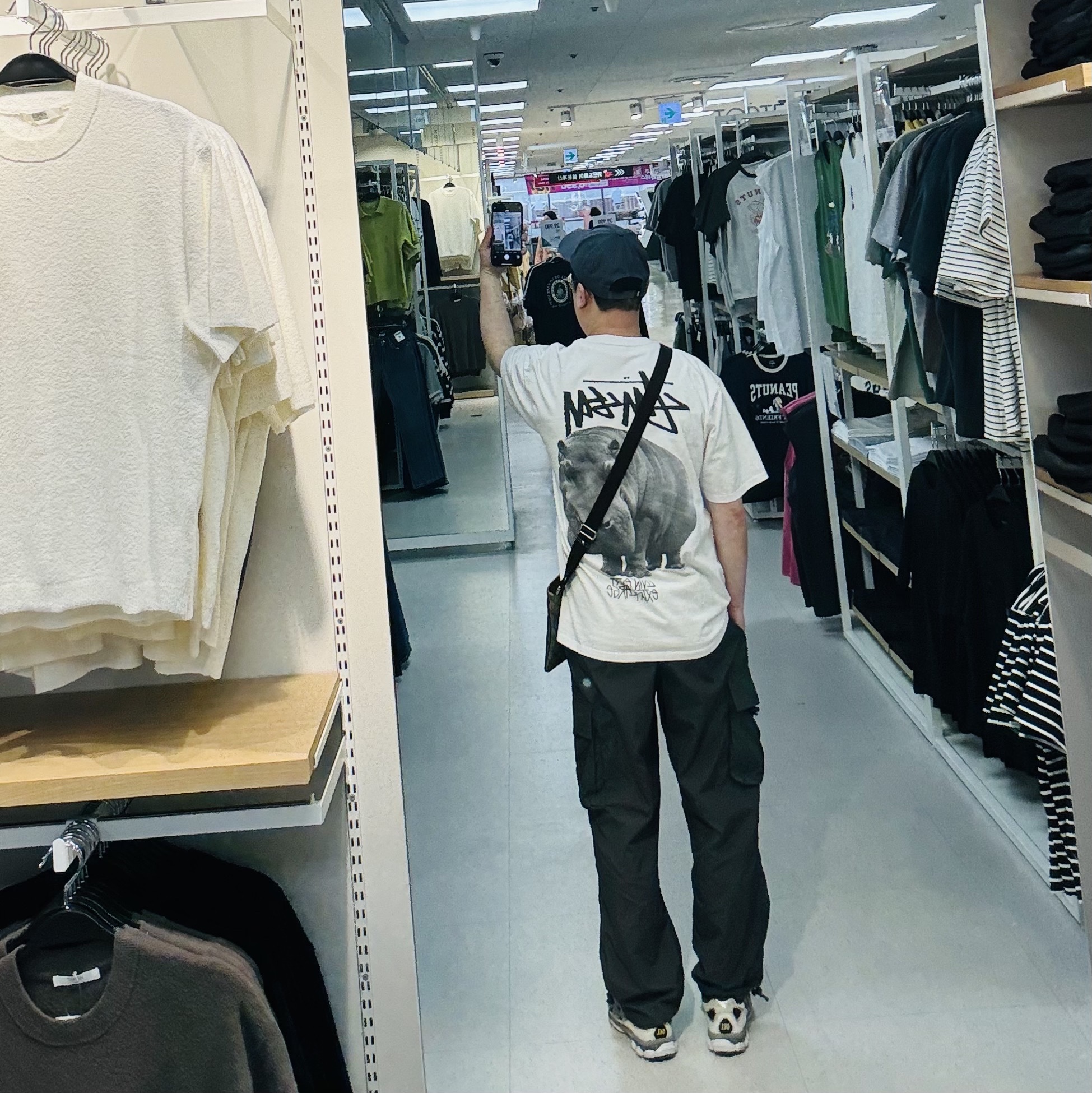 Stussy Stock 8 Ball Low Pro Cap Dark Grey, Stussy Livin' Large T-Shirt White 착용 스타일 - 2