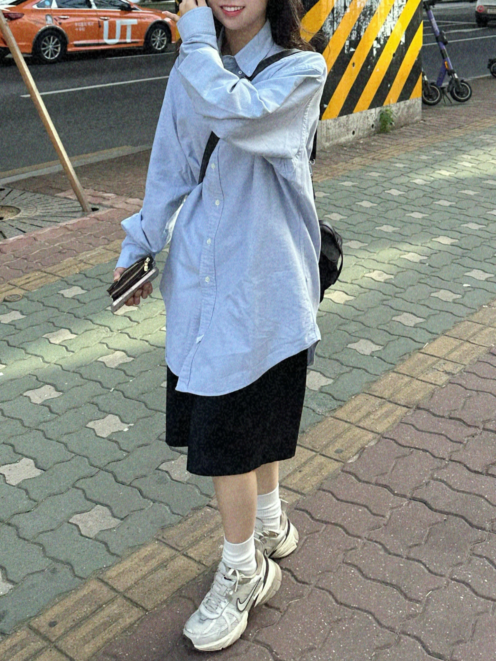 Nike V2K Run Light Orewood Brown Khaki 착용 스타일 - 3