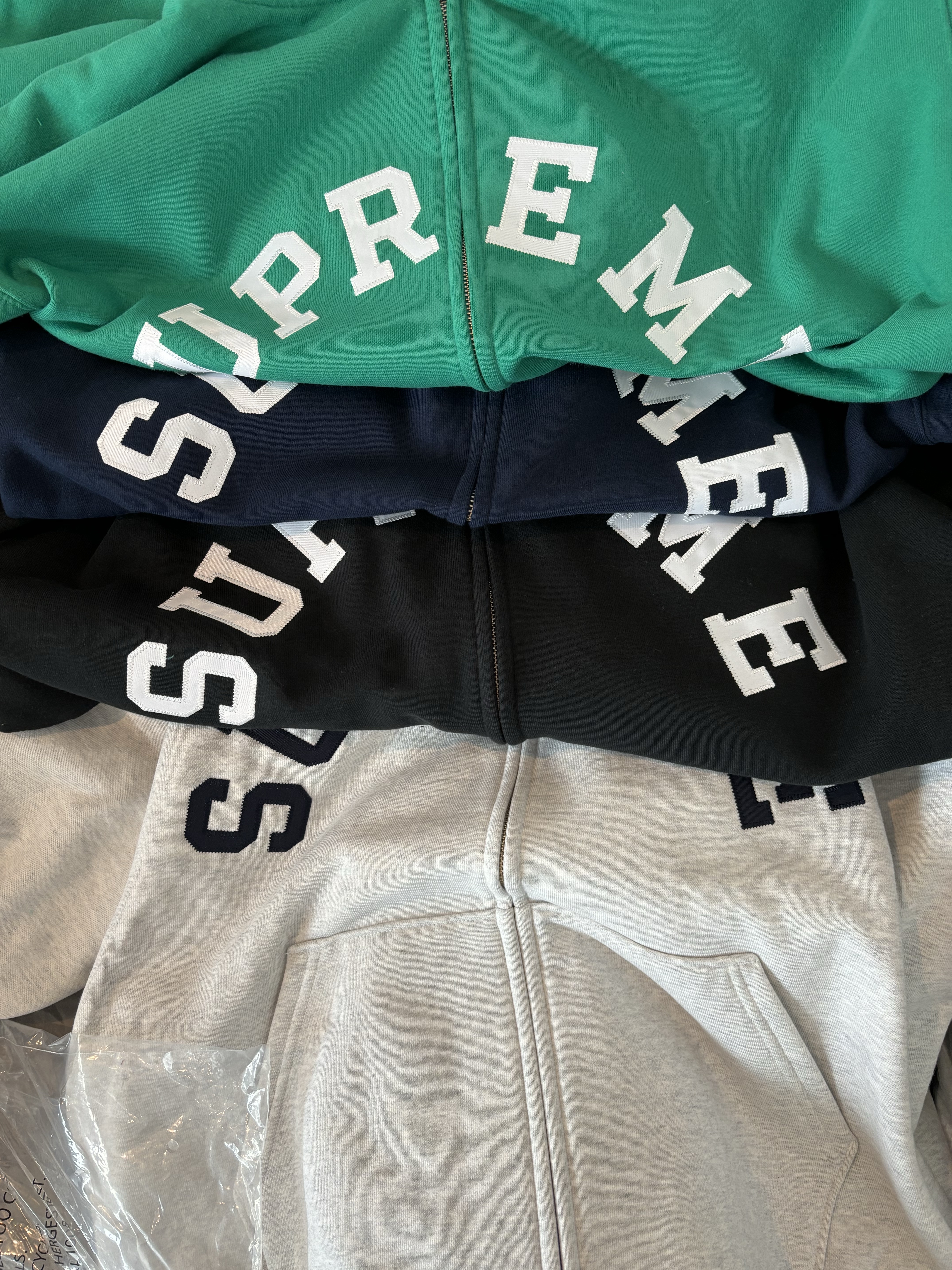 Supreme x Champion Zip Up Hooded Sweatshirt Ash Grey - 24SS, Supreme x Champion Zip Up Hooded Sweatshirt Navy - 24SS 착용 스타일 - 1