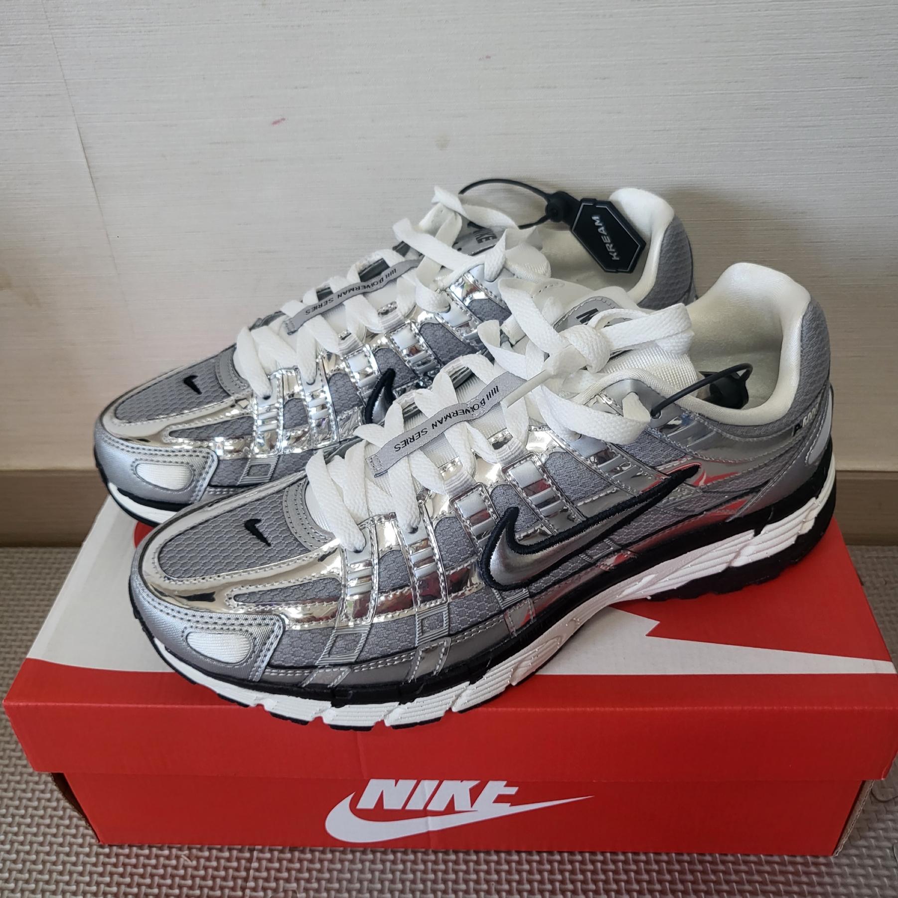 Nike P-6000 Metallic Silver 착용 스타일