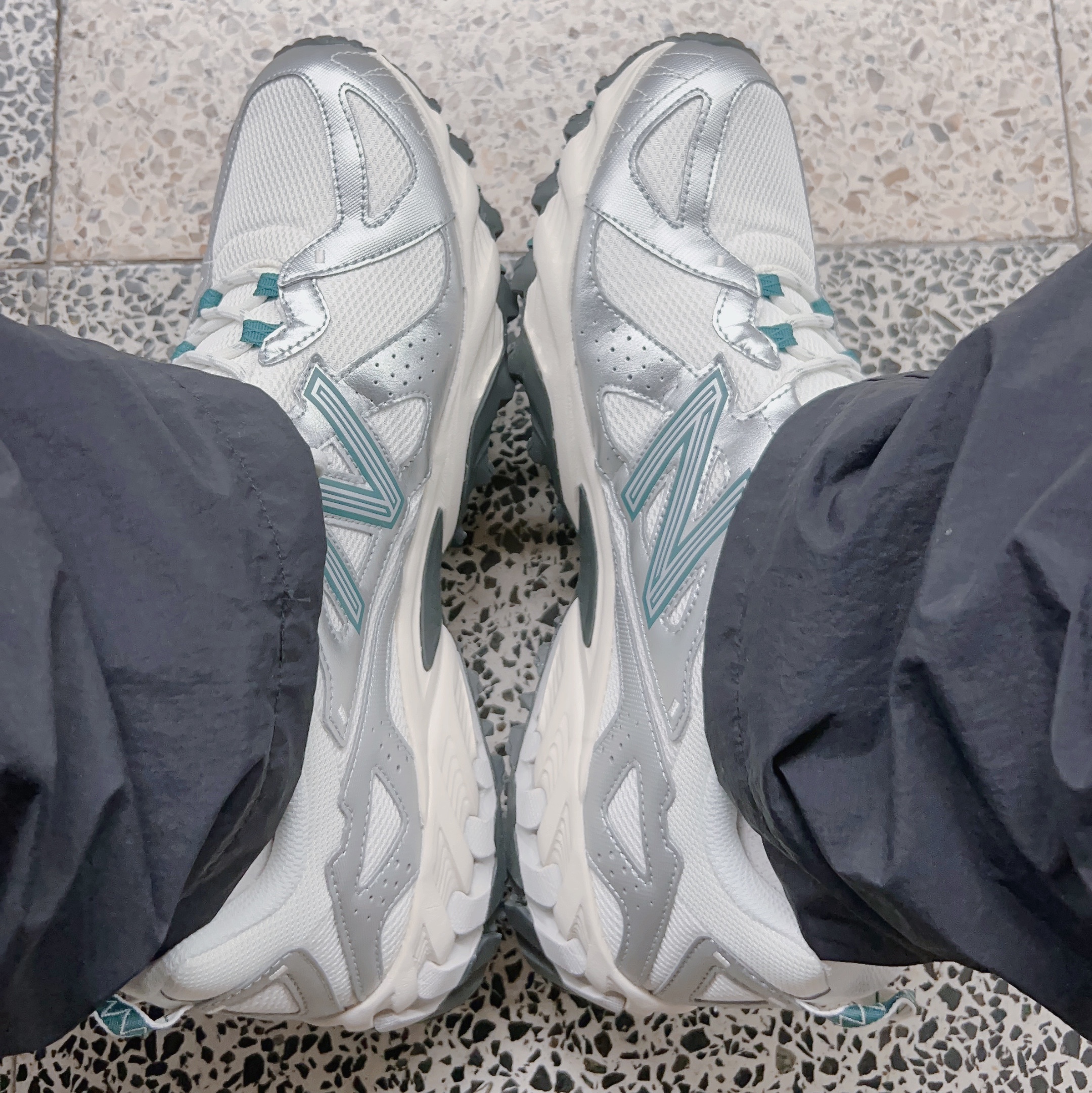 New Balance ML610T Metallic Silver - D Standard 착용 스타일 - 3