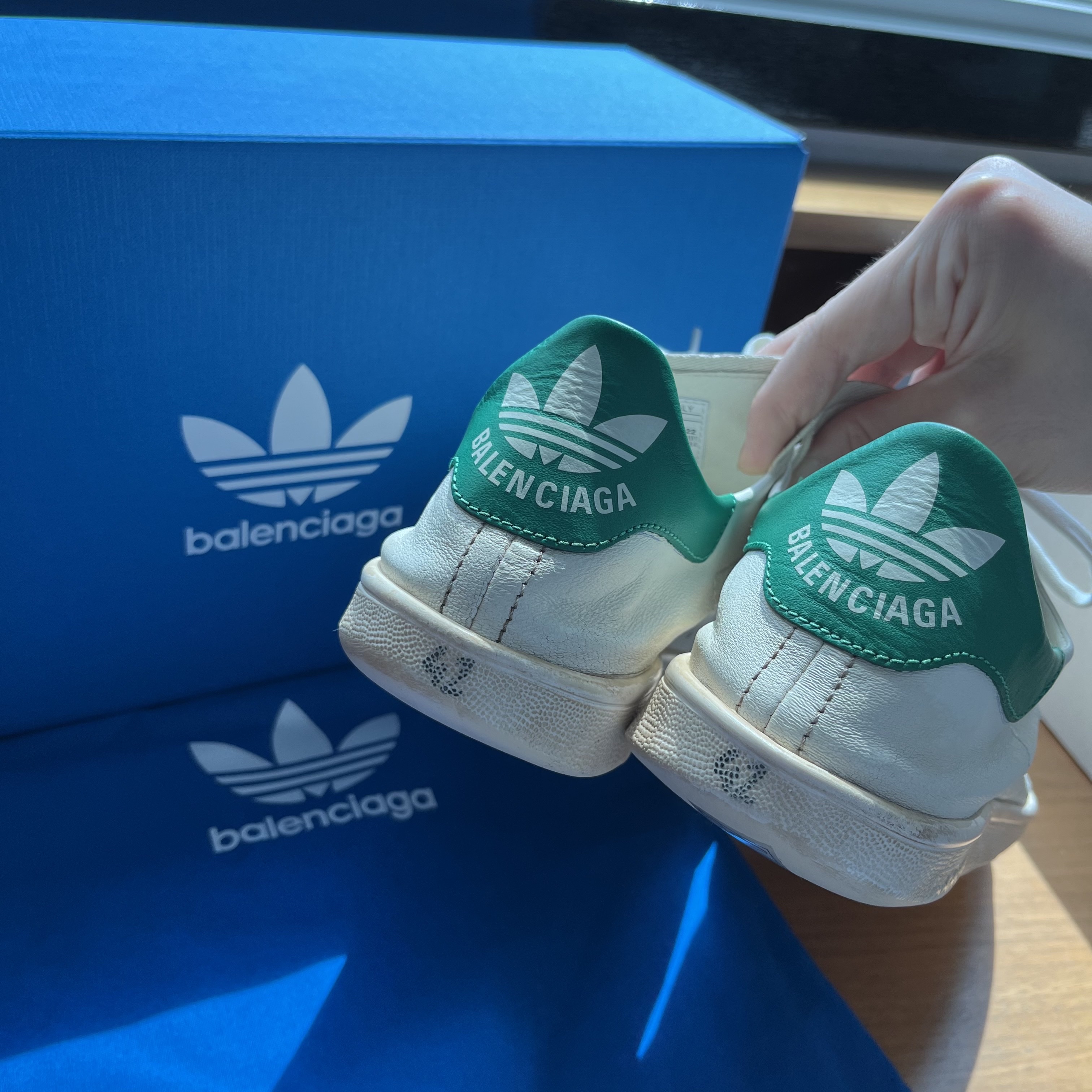 Balenciaga x Adidas Stan Smith Worn Out White Green 착용 스타일 - 3