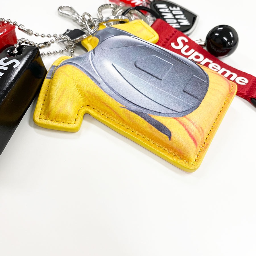 Diesel Trump Micro Keyring Yellow, Supreme Floating Keychain Black - 23FW 착용 스타일 - 3