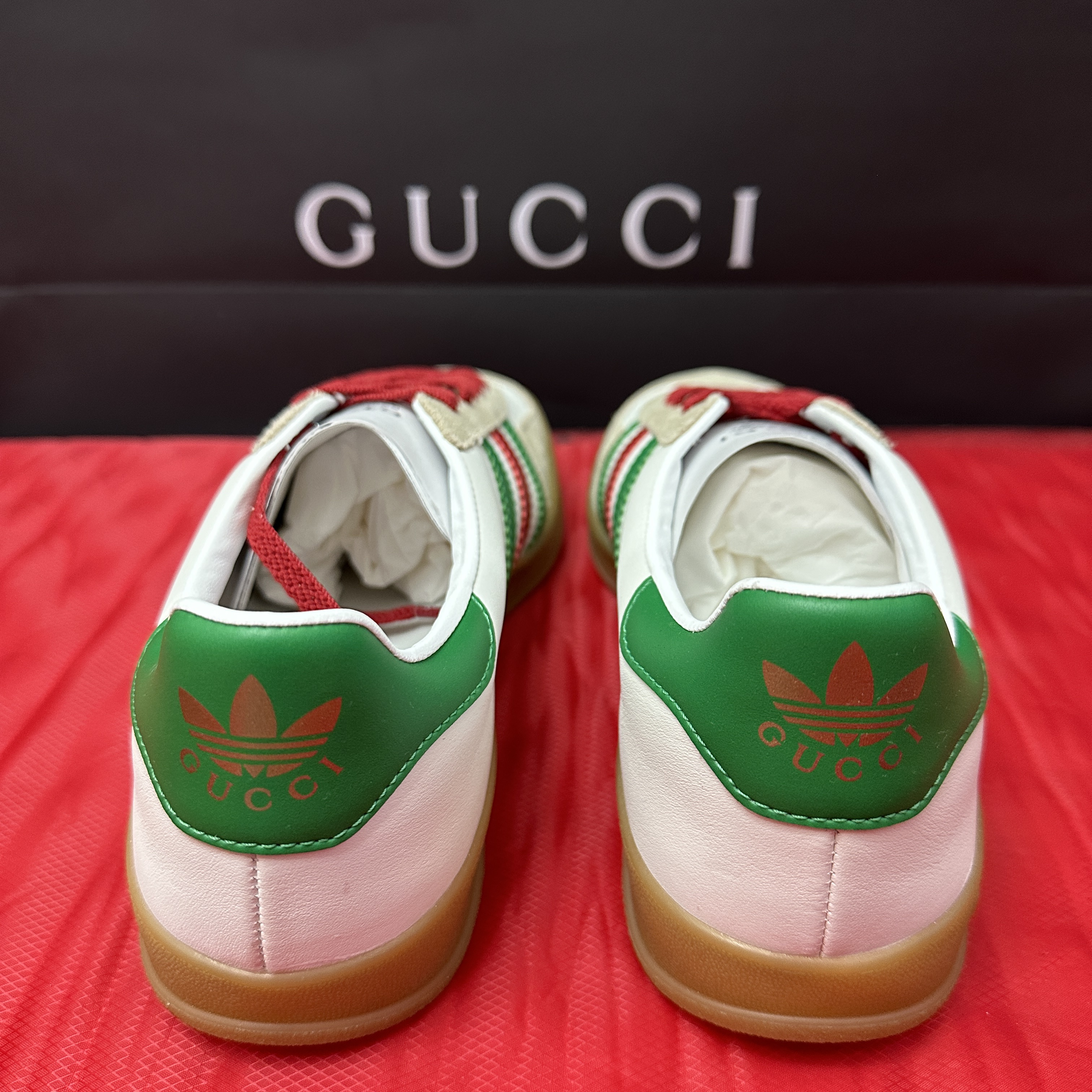Gucci x Adidas Gazelle Sneakers White Leather Oatmeal Suede 착용 스타일 - 4