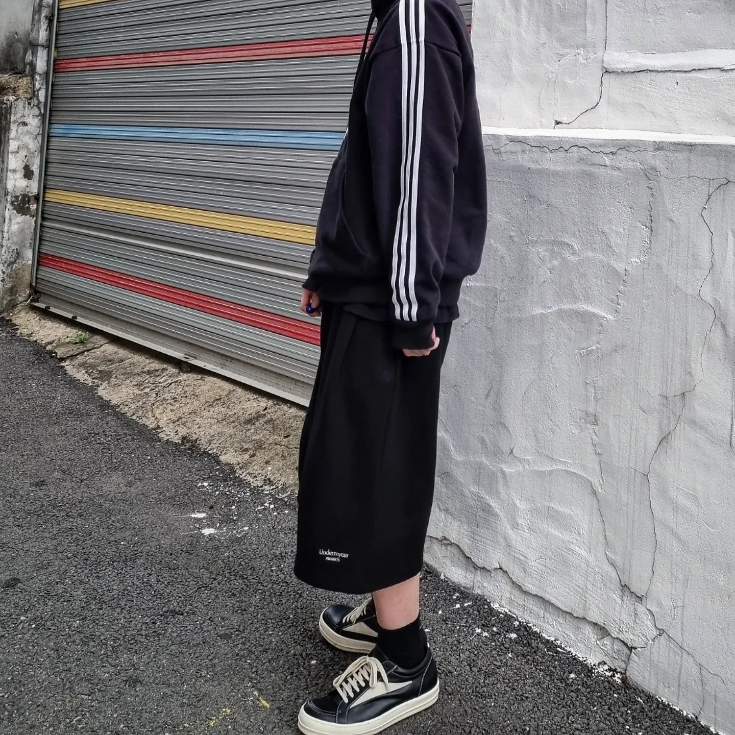Rick Owens Vintage Sneakers Black, Undermycar Mu.16 Anti Fxxking Logo Play Oversized One Tuck Sweat Shorts Black 착용 스타일 - 3