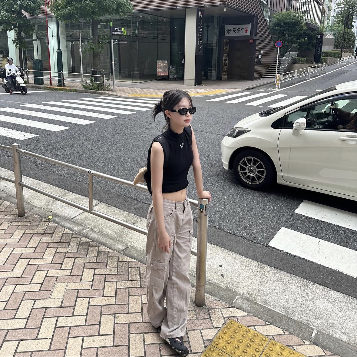 (W) Celine Triomphe 01 Sunglasses in Acetate Black, Salomon Trailblazer 20 Black (New Ver.) 착용 스타일