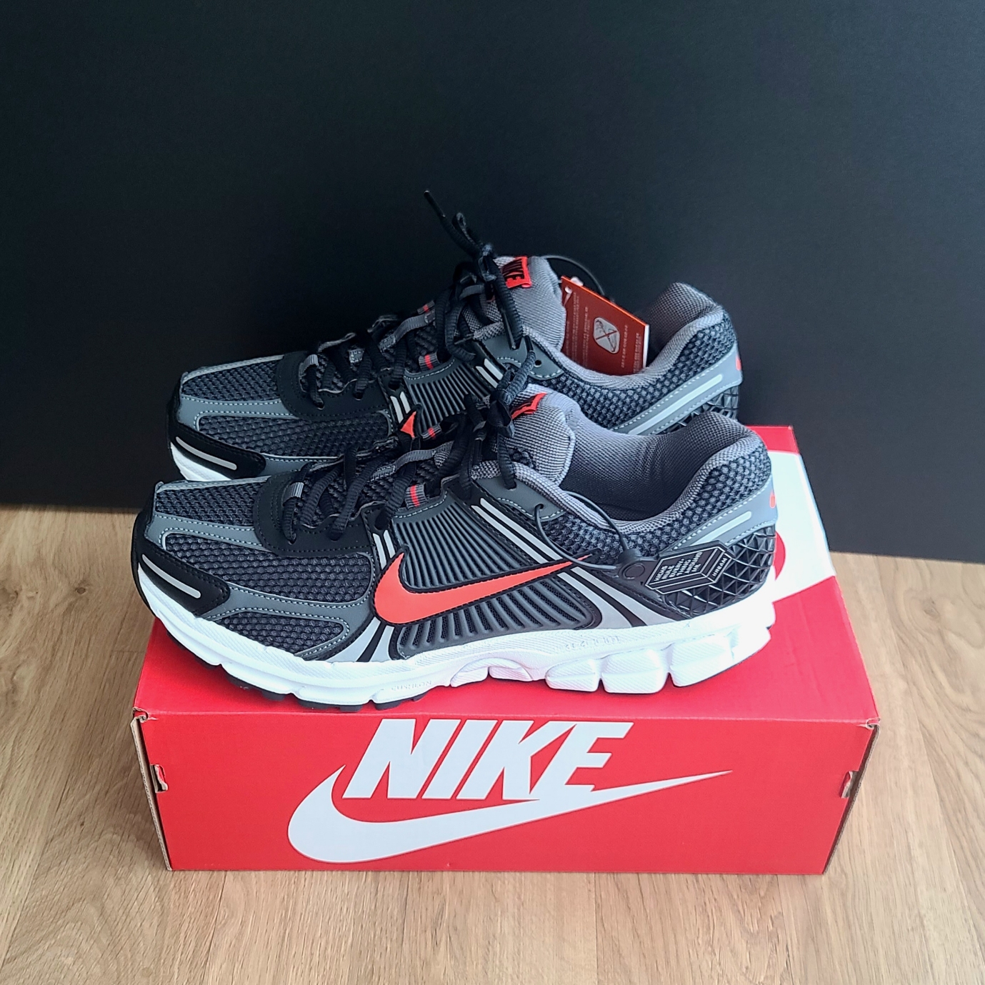 Nike Zoom Vomero 5 Black and Picante Red 착용 스타일 - 3