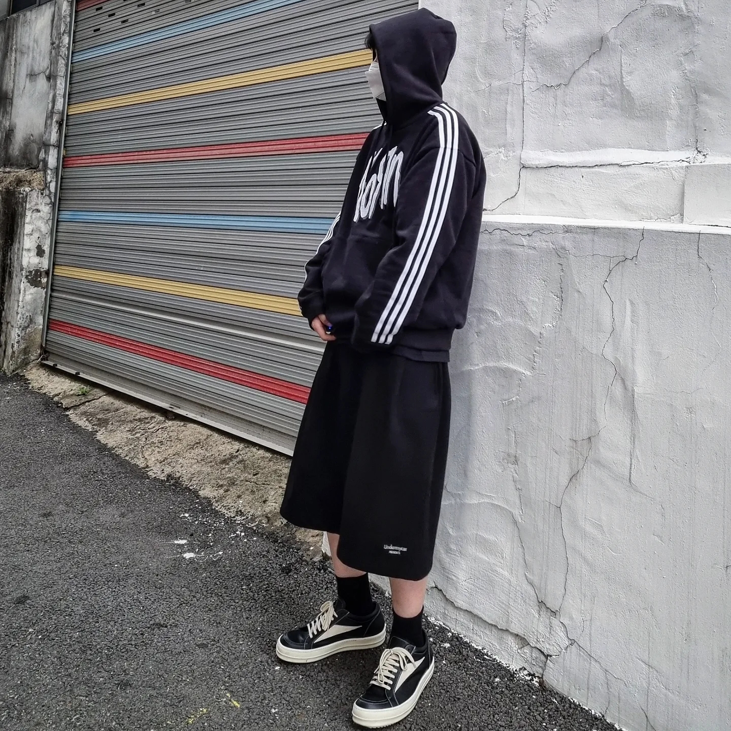 Rick Owens Vintage Sneakers Black, Undermycar Mu.16 Anti Fxxking Logo Play Oversized One Tuck Sweat Shorts Black 착용 스타일 - 2