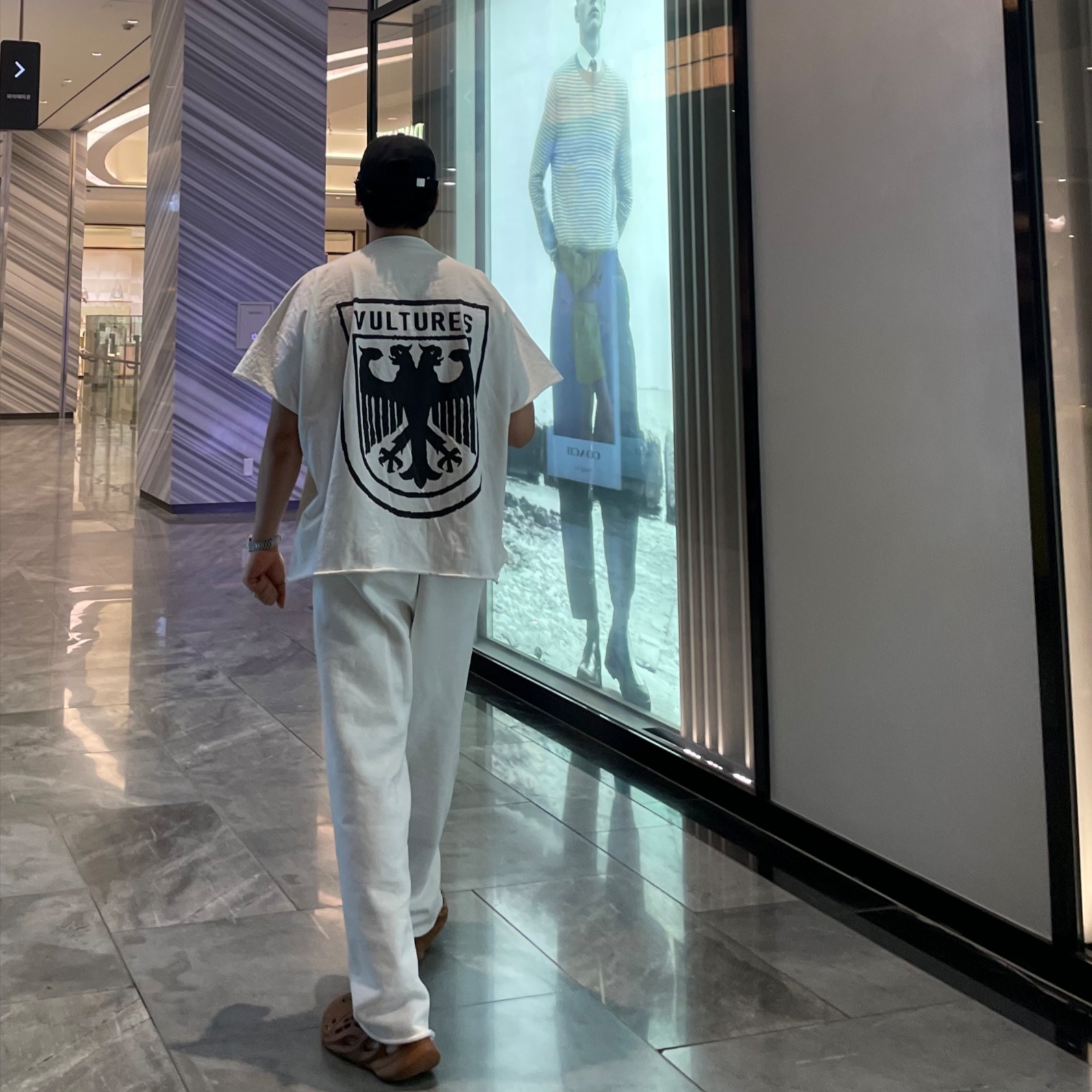 Yeezy Vultures Pants White, Yeezy Vultures Box T-Shirt White 착용 스타일