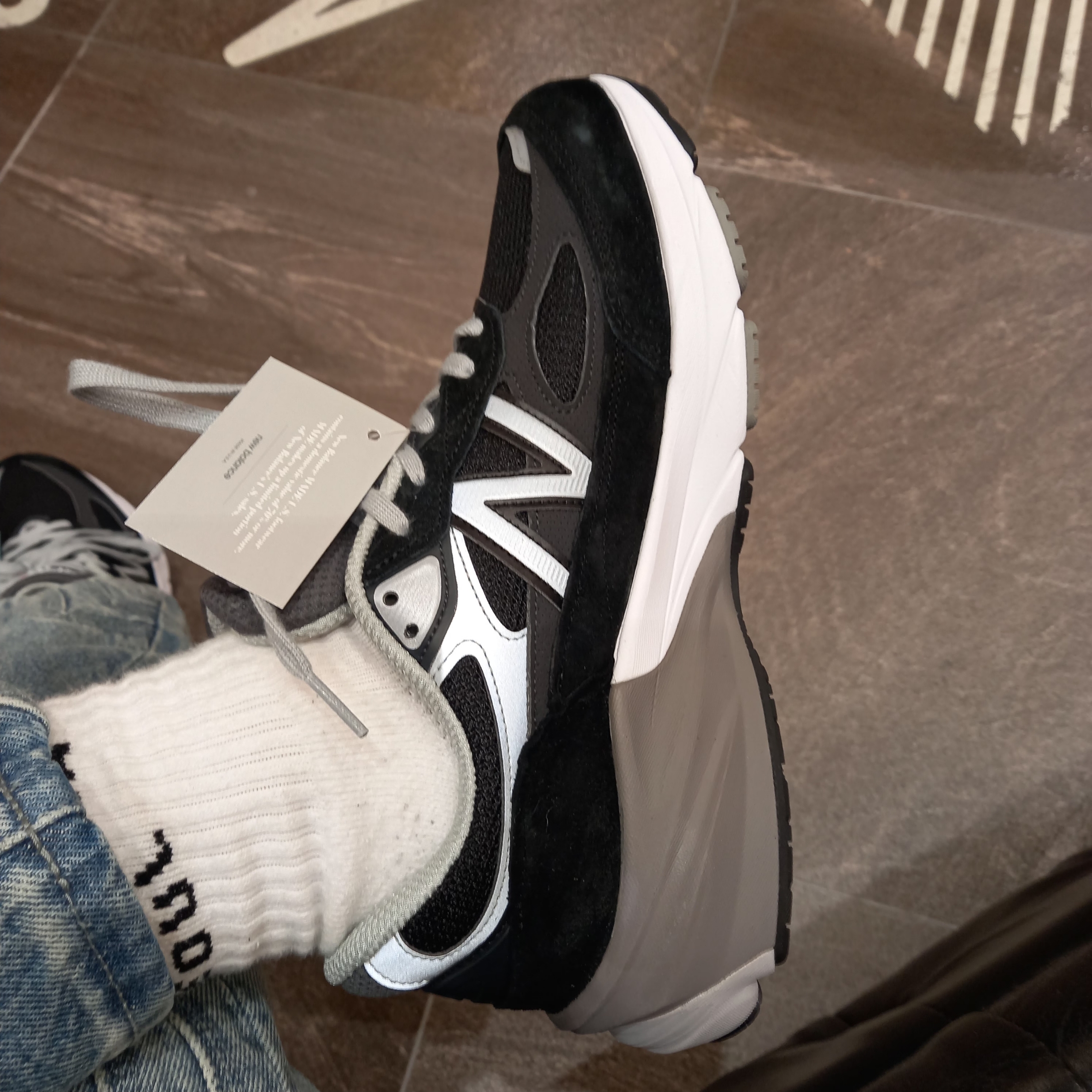 New Balance 990v6 Made in USA Black White 착용 스타일 - 4