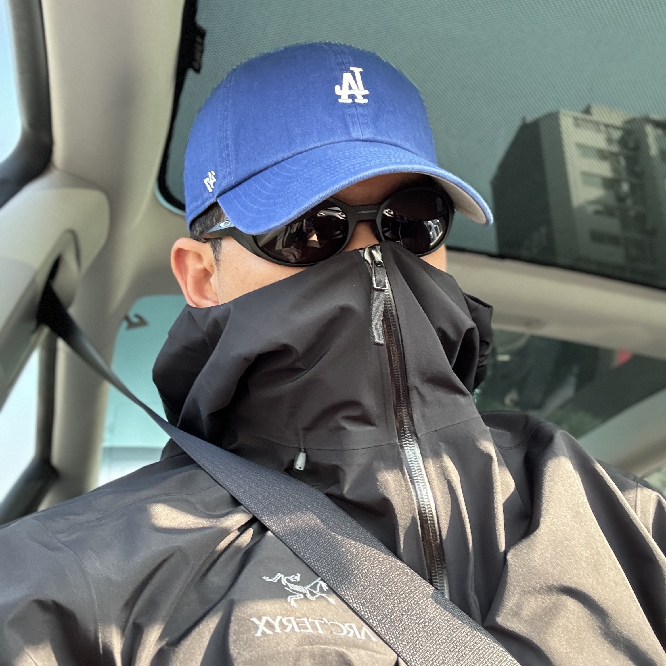 Oakley Eye Jacket Redux Matte Black Frame Prizm Grey Lenses High Bridge Fit, Arc'teryx Beta LT Jacket Black 착용 스타일
