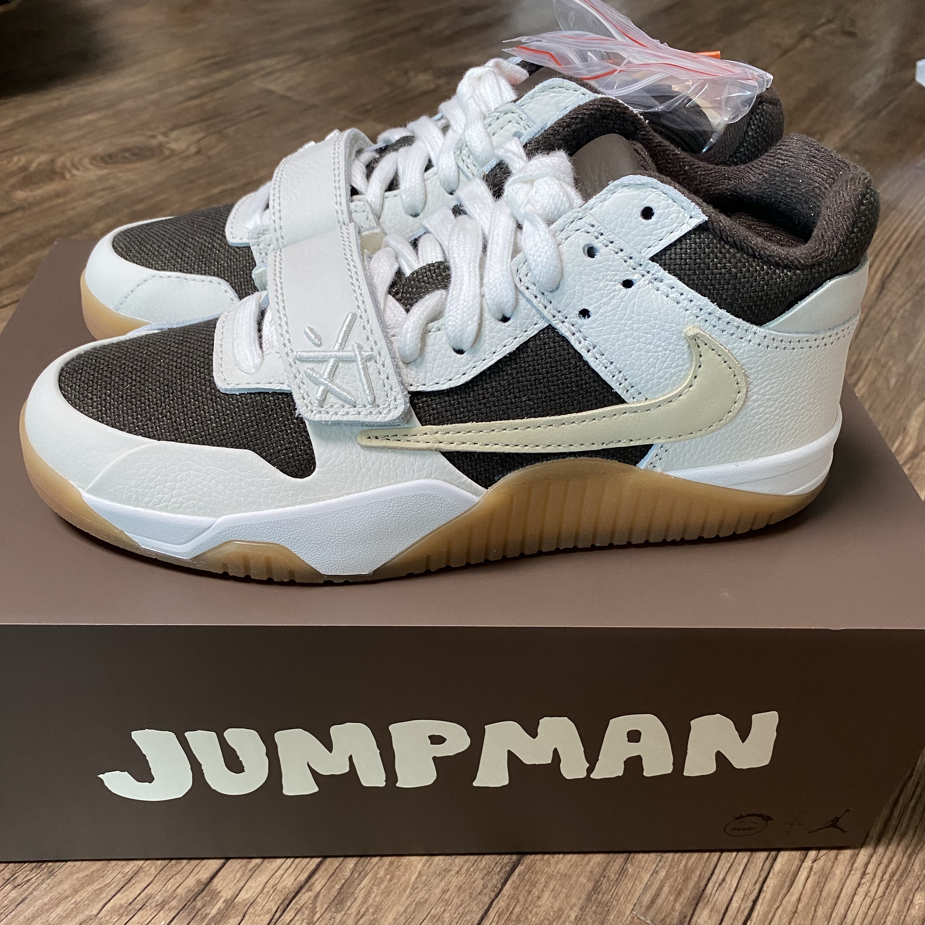 Jordan x Travis Scott Jumpman Jack TR Sail and Dark Mocha 착용 스타일 - 4