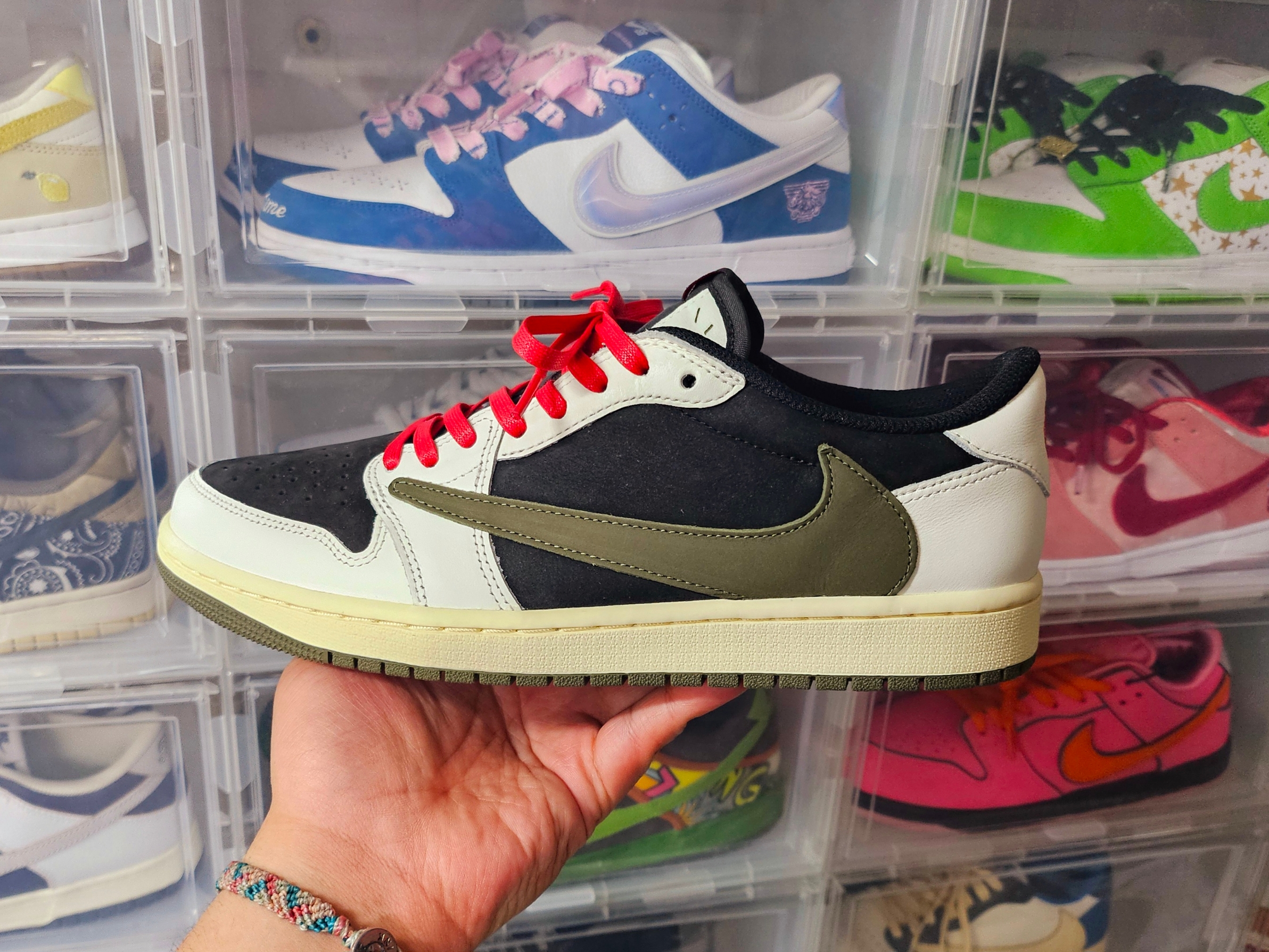(W) Jordan 1 x Travis Scott Retro Low OG SP Medium Olive 착용 스타일 - 2