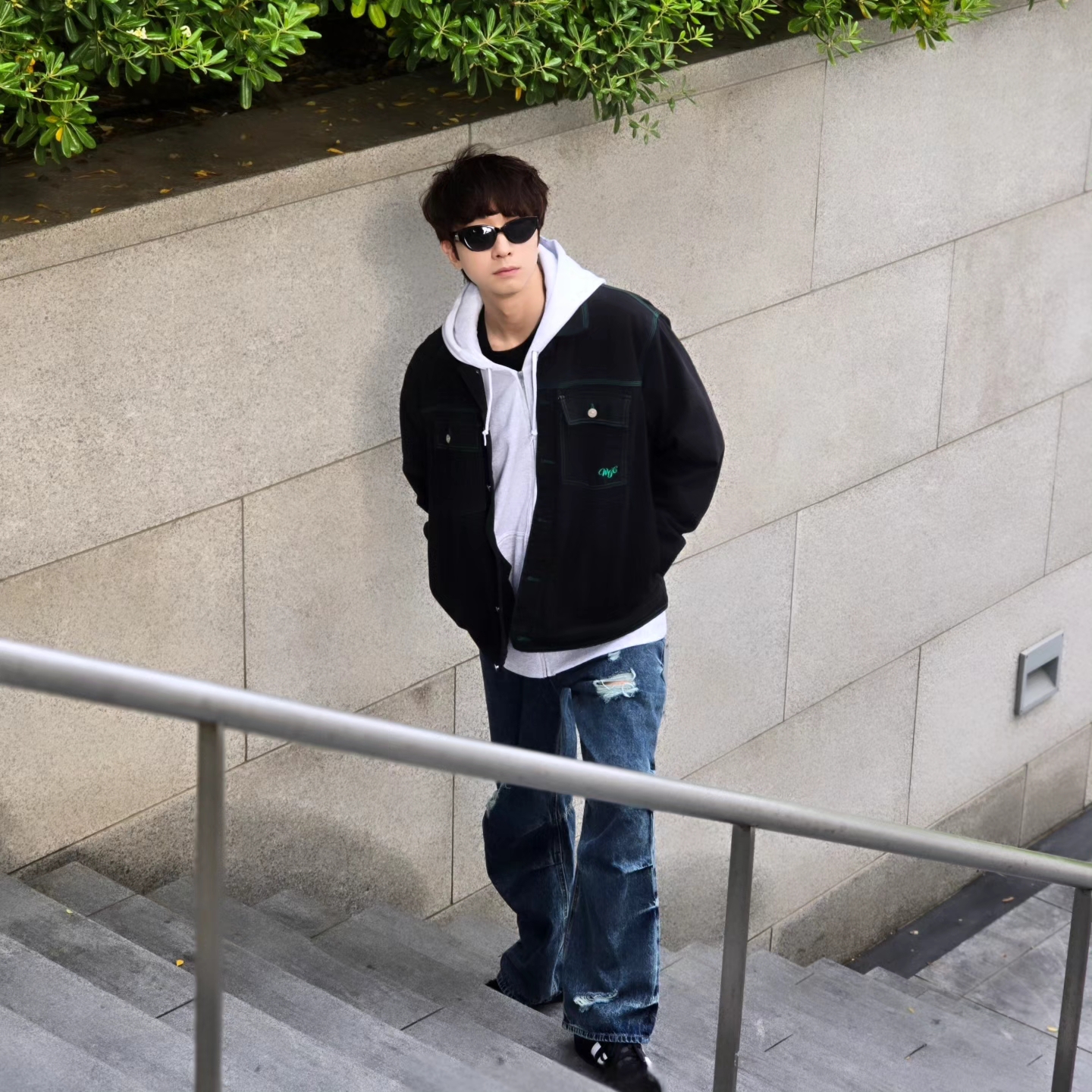Stussy Stock DSM Ginza Zip Hoodie Ash Heather 2023, Adidas Superstar Core Black White 착용 스타일 - 1