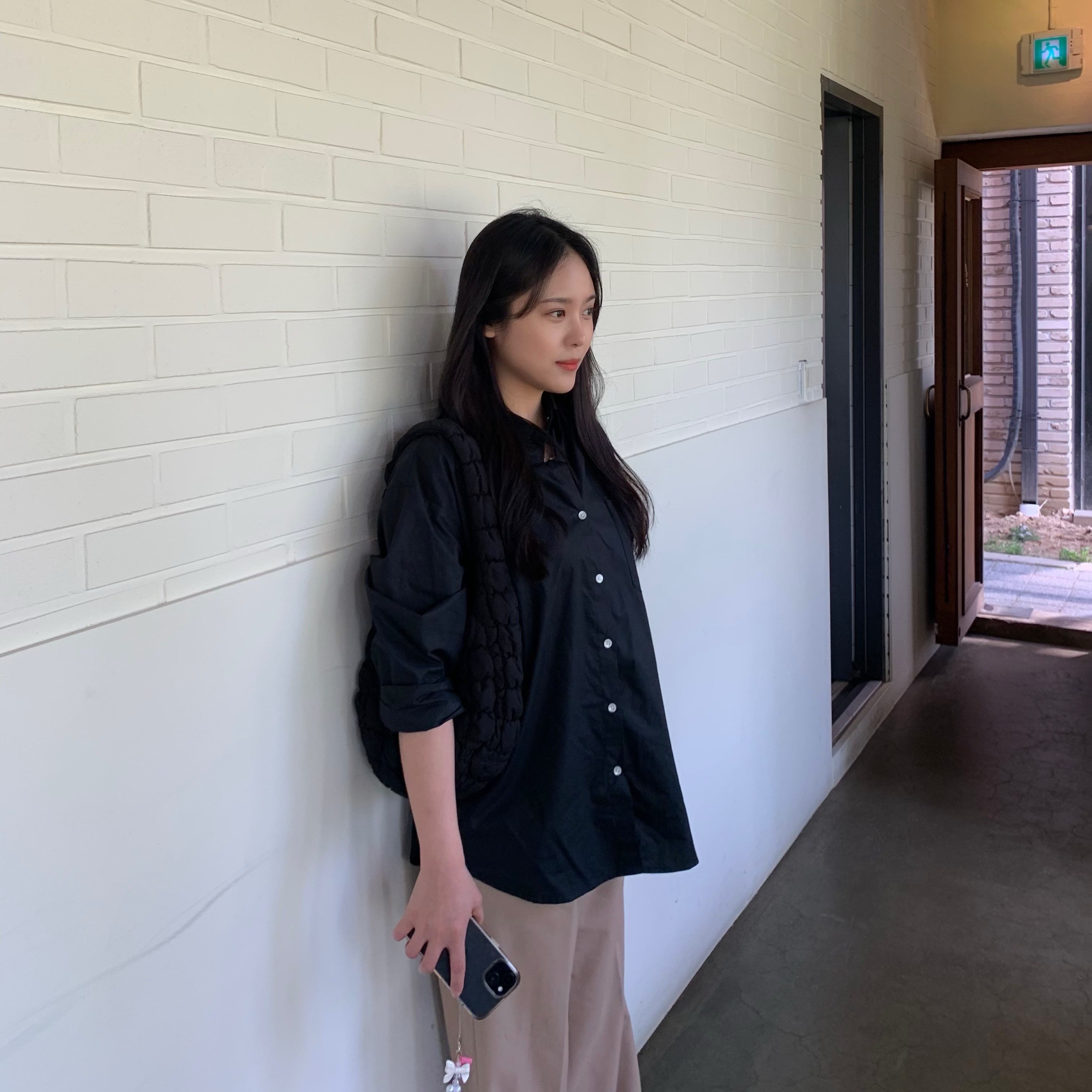 COS Quilted Mini Bag Black 착용 스타일 - 1