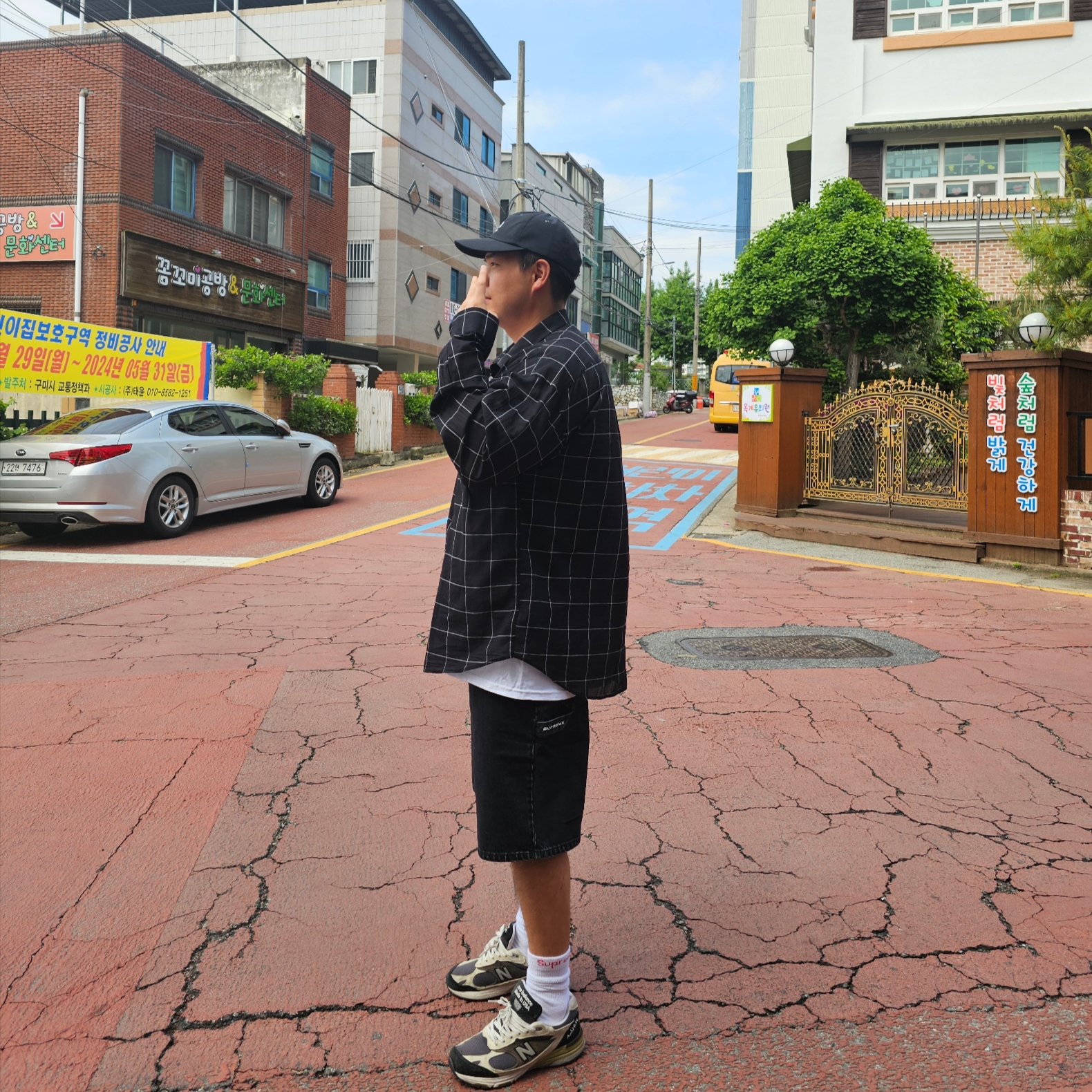 Supreme x The North Face Split 6-Panel Black - 24SS, Supreme Tunnel T-Shirt White - 24SS 착용 스타일 - 4
