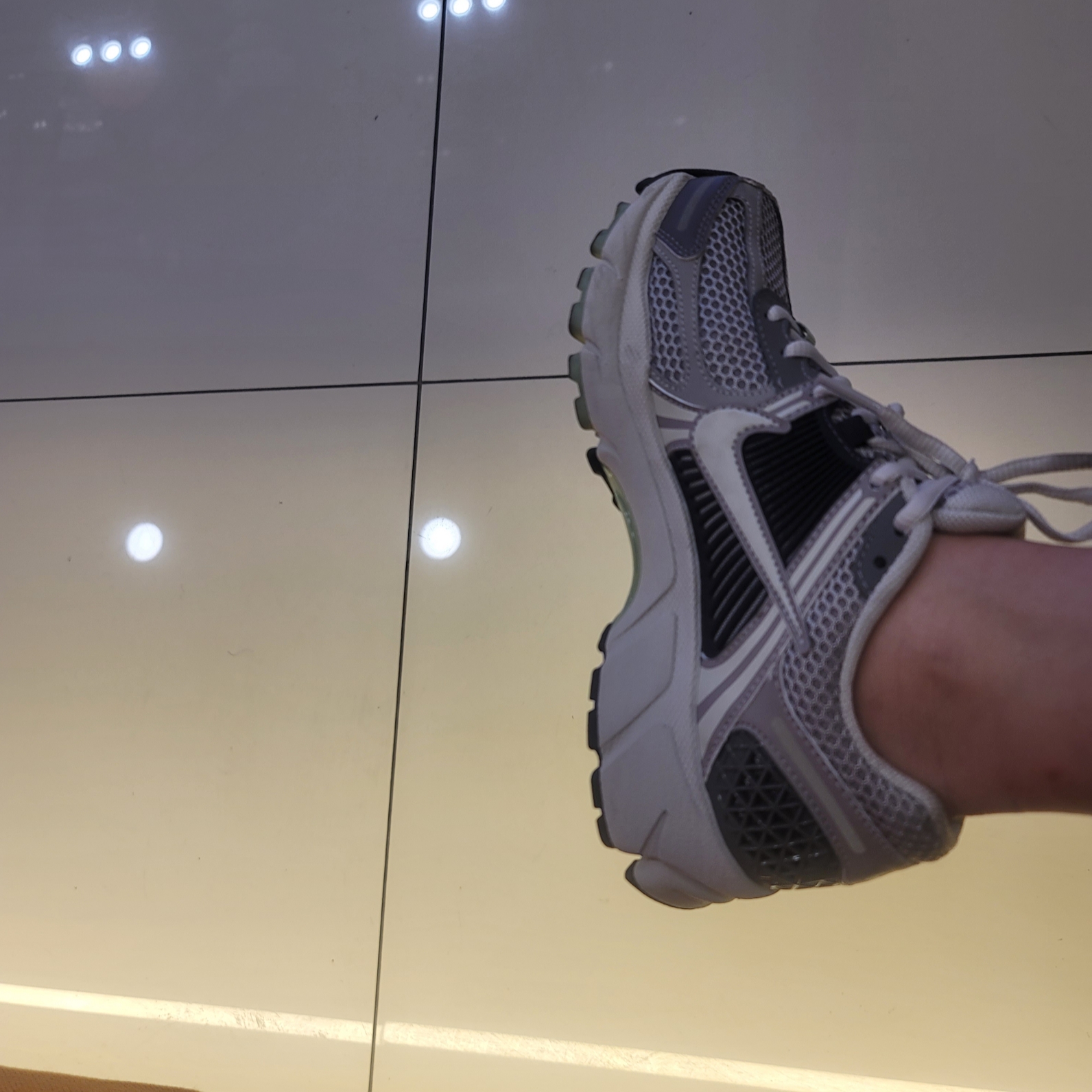 (W) Nike Zoom Vomero 5 Cobblestone and Flat Pewter 착용 스타일