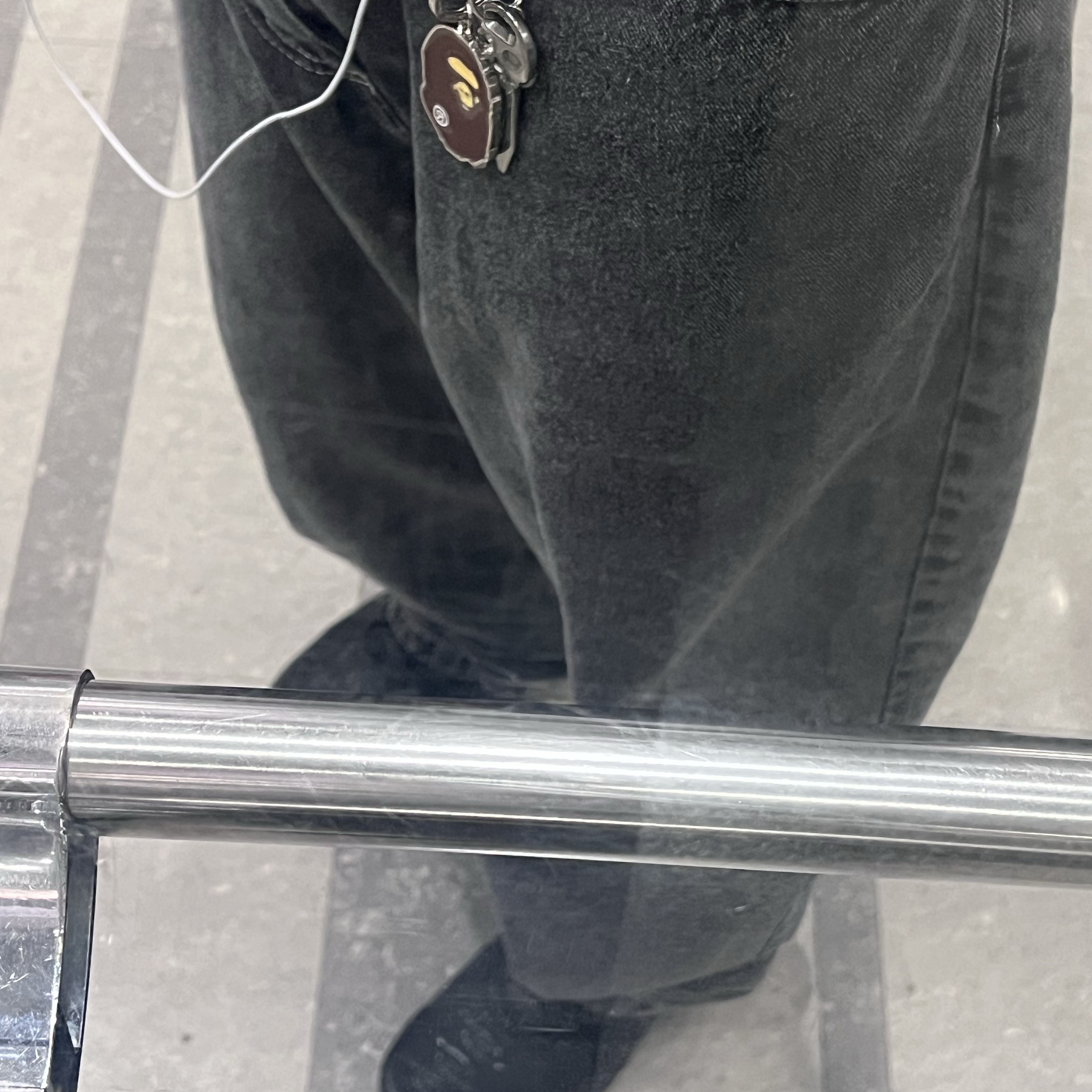 BAPE Ape Head Metal Keychain Brown 착용 스타일