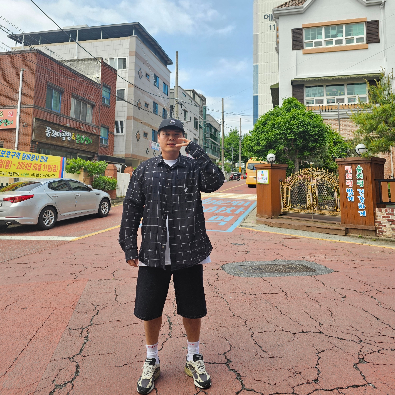 Supreme x The North Face Split 6-Panel Black - 24SS, Supreme Tunnel T-Shirt White - 24SS 착용 스타일 - 6