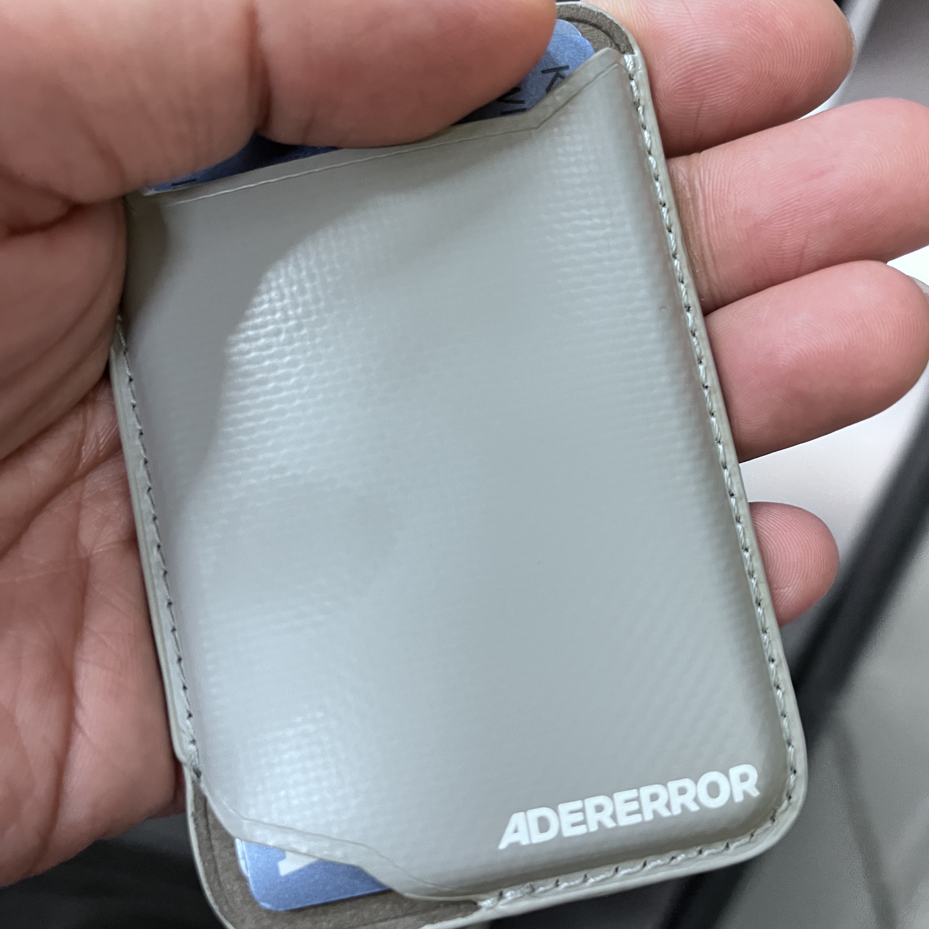 Ader Error Small Standic Magsafe Wallet Grey 착용 스타일