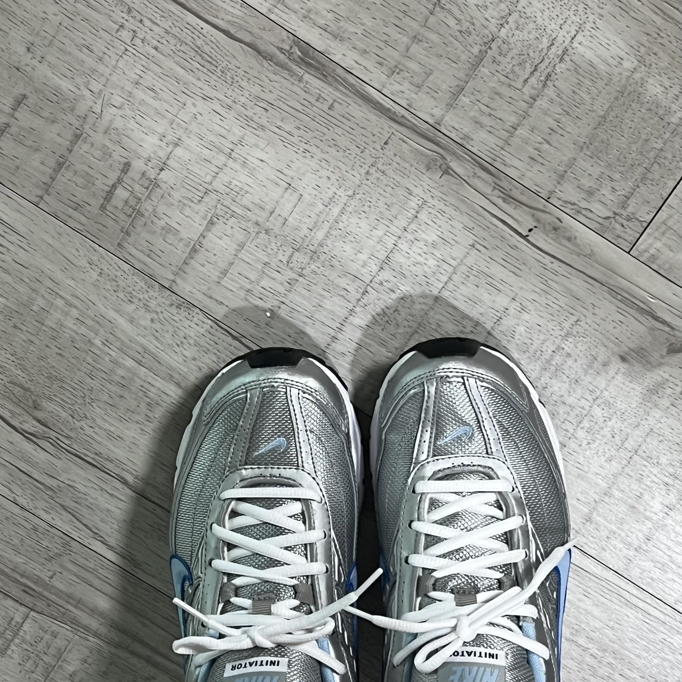 (W) Nike Initiator Metallic Silver Ice Blue 착용 스타일 - 2