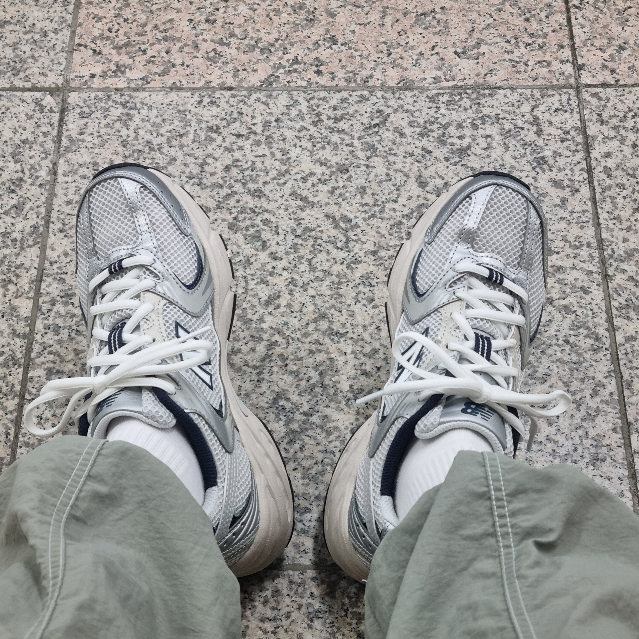 New Balance 530 Steel Grey 착용 스타일 - 1