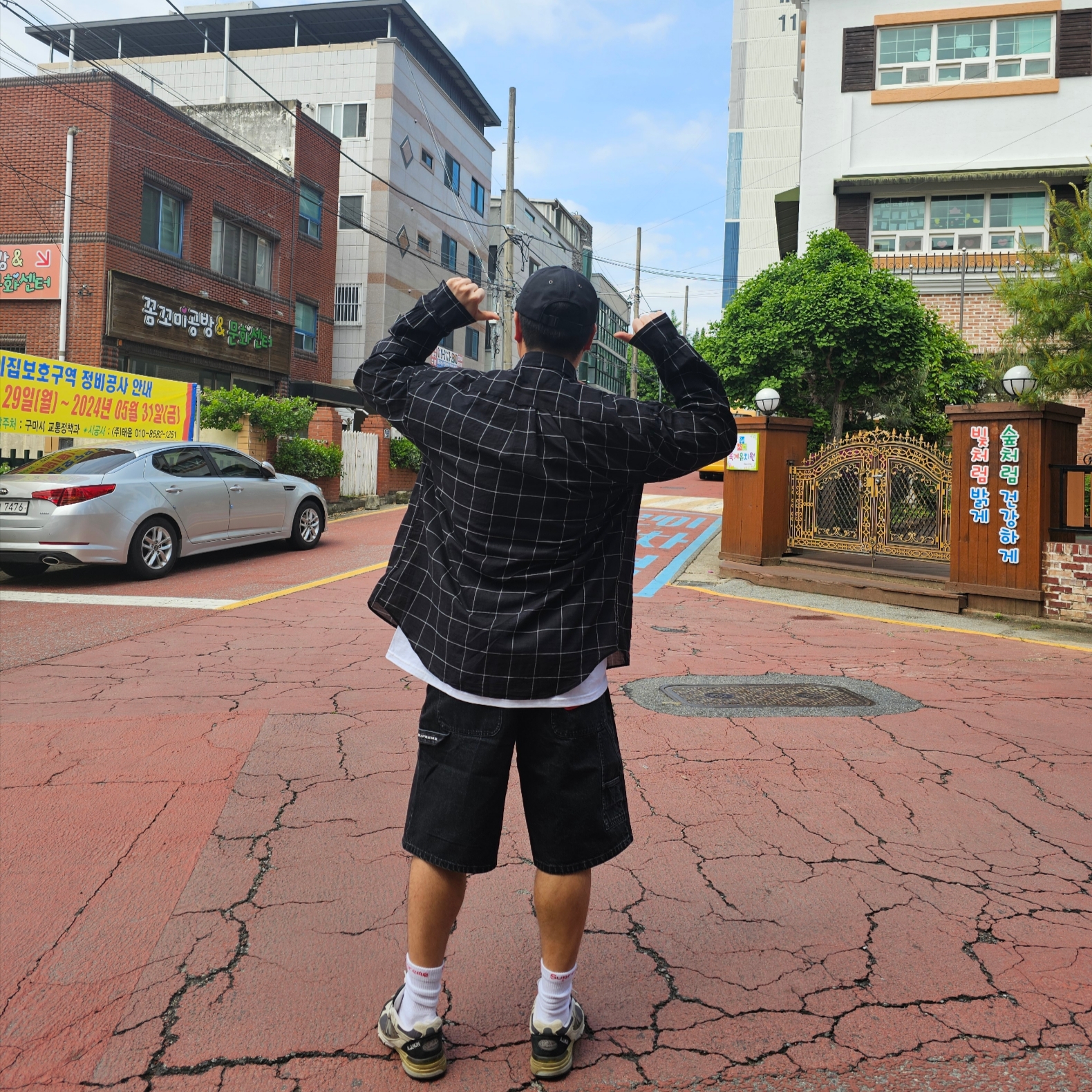 Supreme x The North Face Split 6-Panel Black - 24SS, Supreme Tunnel T-Shirt White - 24SS 착용 스타일 - 5