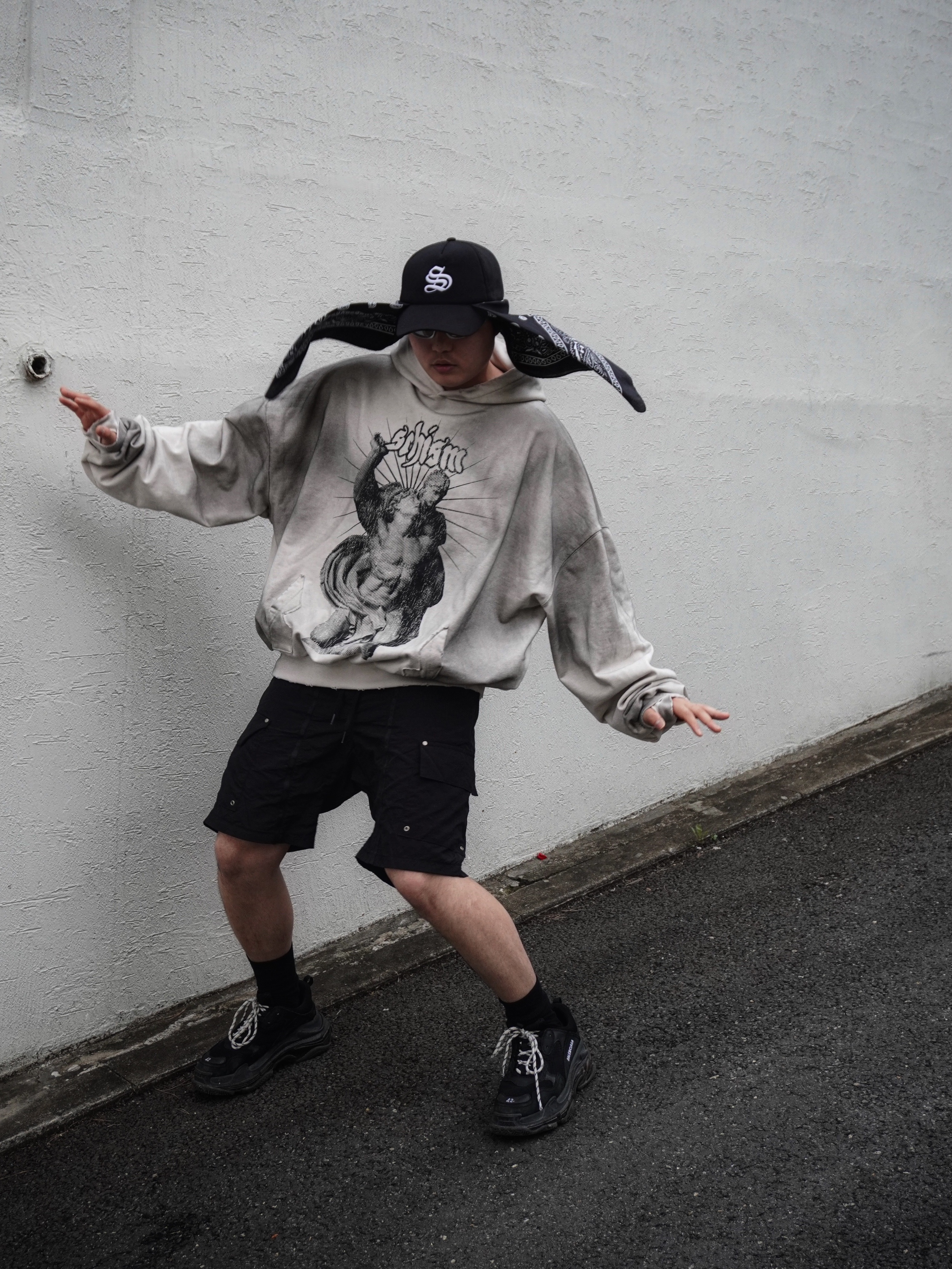 Balenciaga Triple S Sneakers Clear Sole Black 착용 스타일 - 5