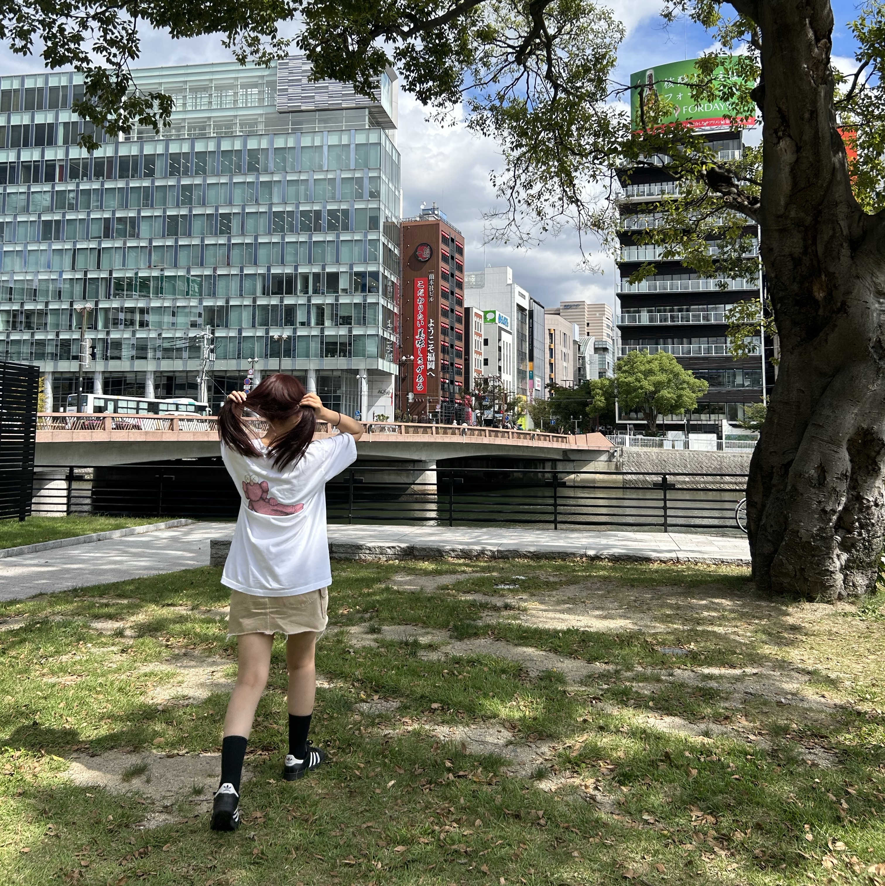 Uniqlo UT x Kaws Short Sleeve Graphic T-Shirt White - KR 착용 스타일 - 2