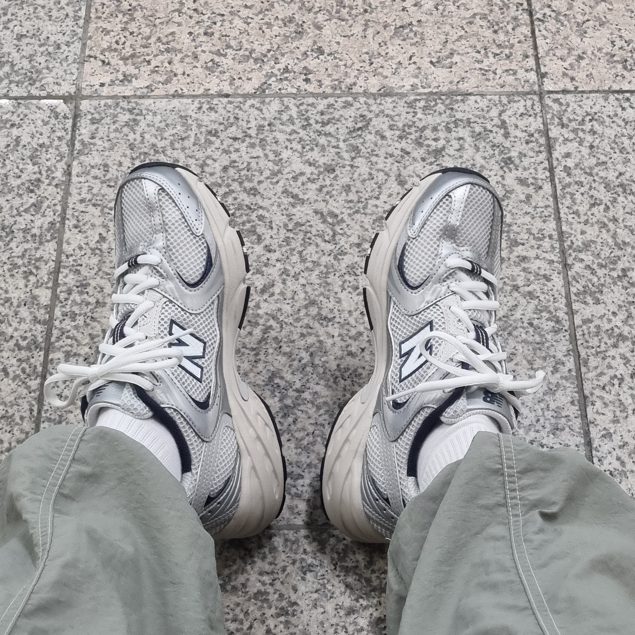 New Balance 530 Steel Grey 착용 스타일 - 2