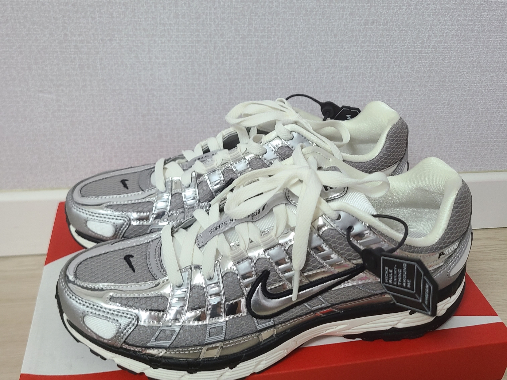 Nike P-6000 Metallic Silver 착용 스타일