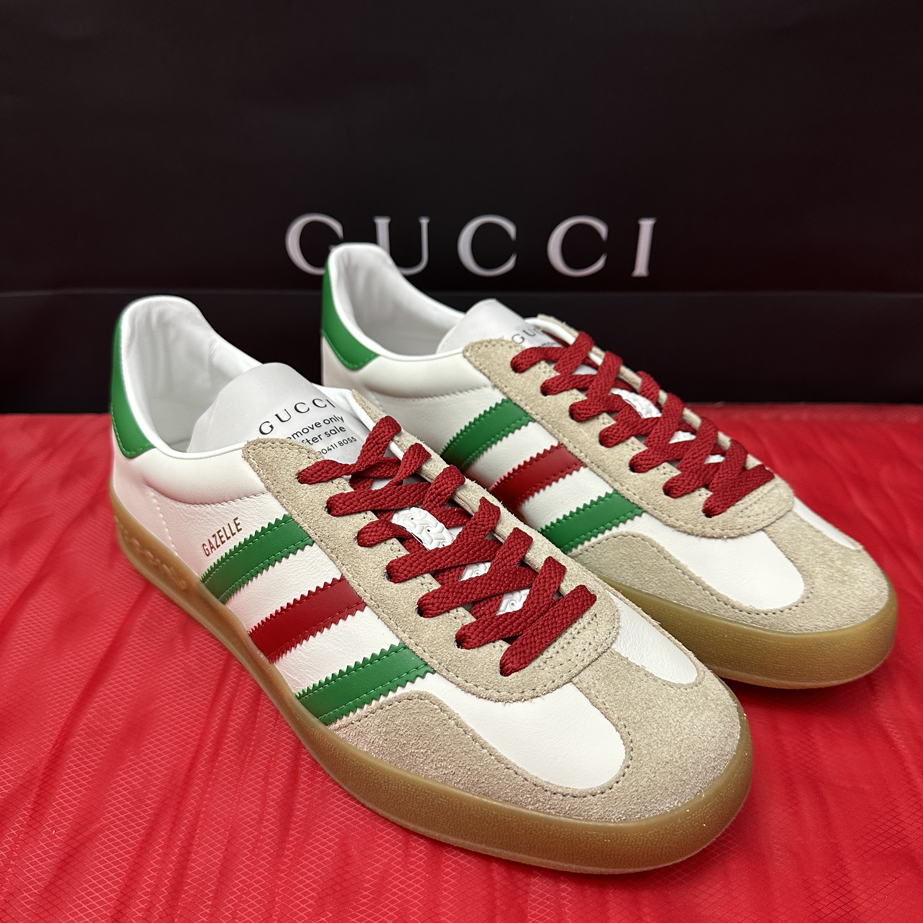 Gucci x Adidas Gazelle Sneakers White Leather Oatmeal Suede 착용 스타일 - 1