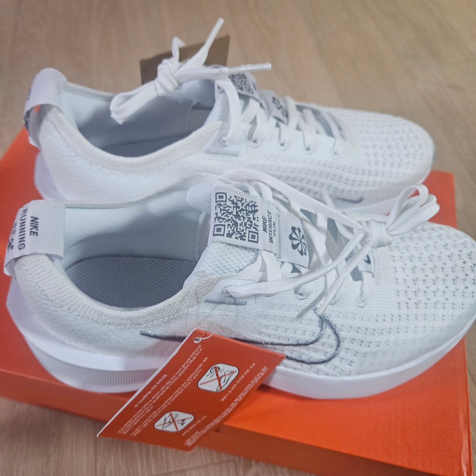 (W) Nike Interact Run White Pure Platinum 착용 스타일