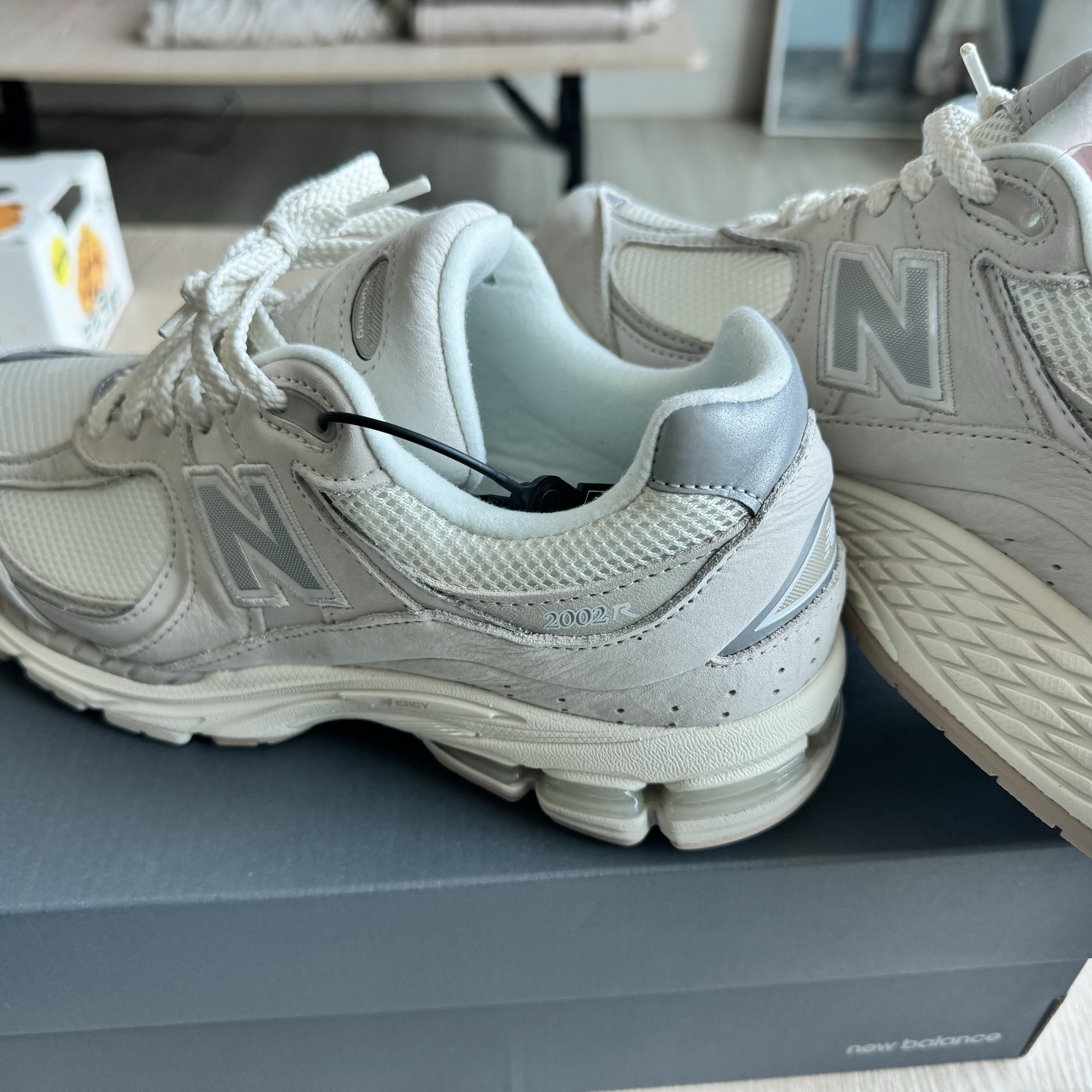 New Balance 2002R White Ivory 착용 스타일 - 2
