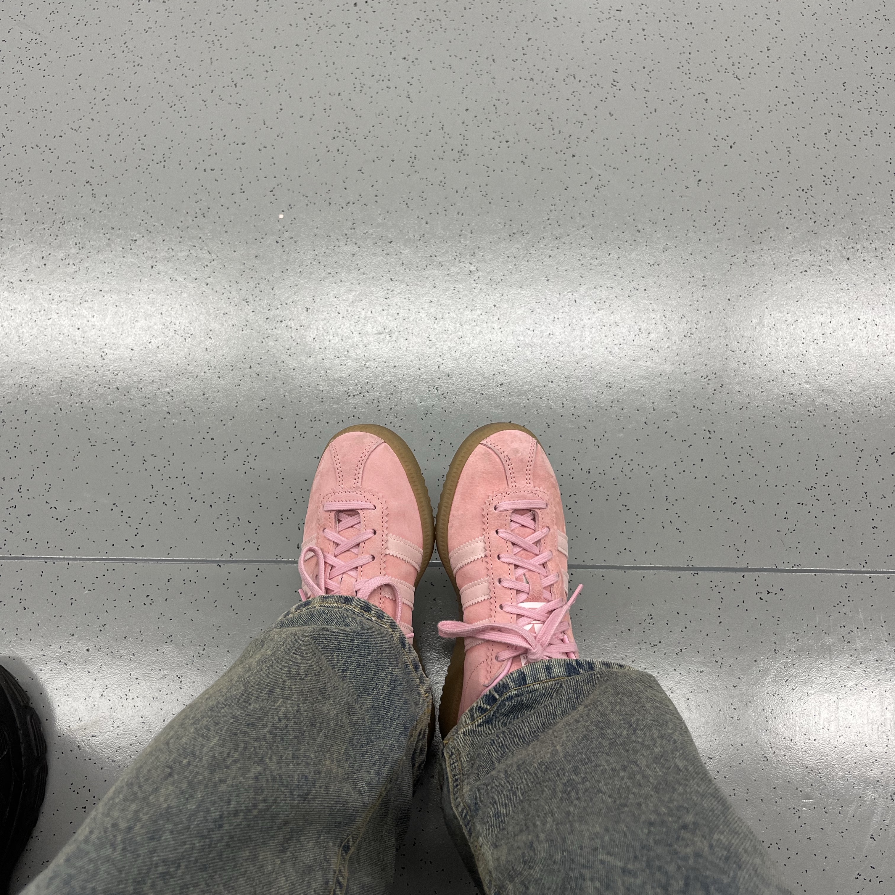 Adidas Bermuda Glow Pink 착용 스타일