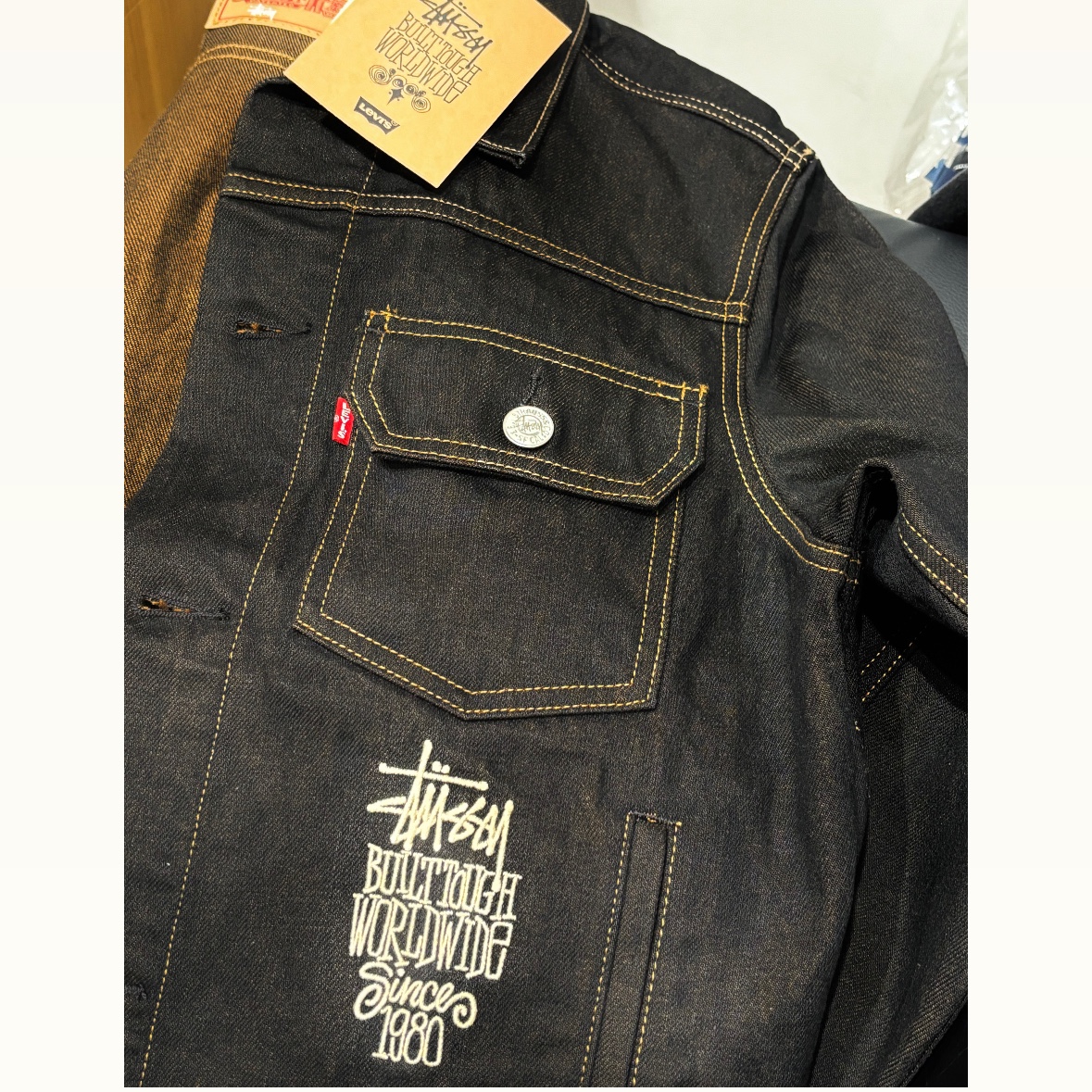 Stussy x Levi's Crispy Rinse Trucker Jacket Black 착용 스타일
