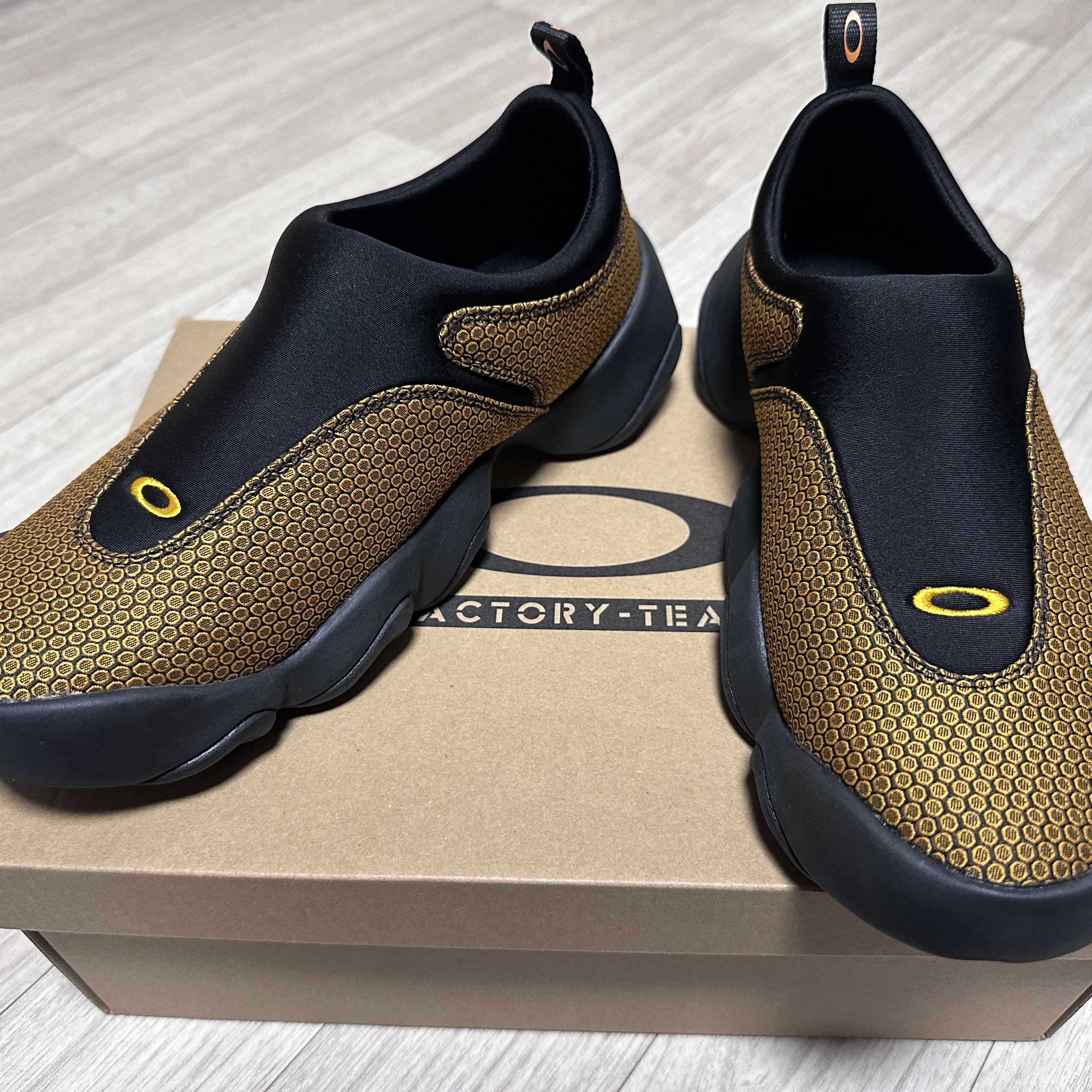 Oakley Factory Team x Brain Dead Jacquard Flesh Yellow Black 착용 스타일