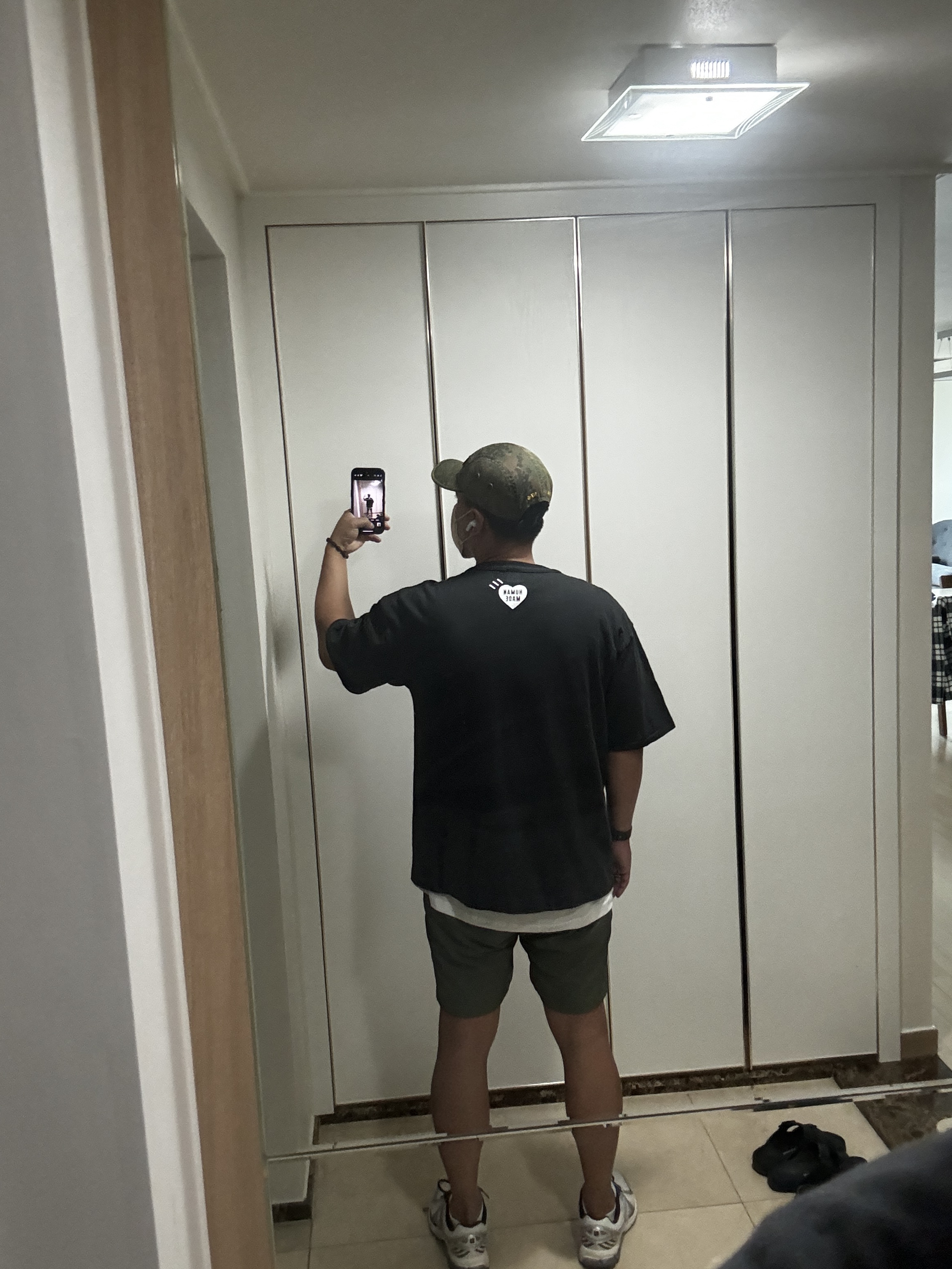 Human Made Graphic T-Shirt #03 Black, New Balance 860v2 Optic White 착용 스타일 - 4