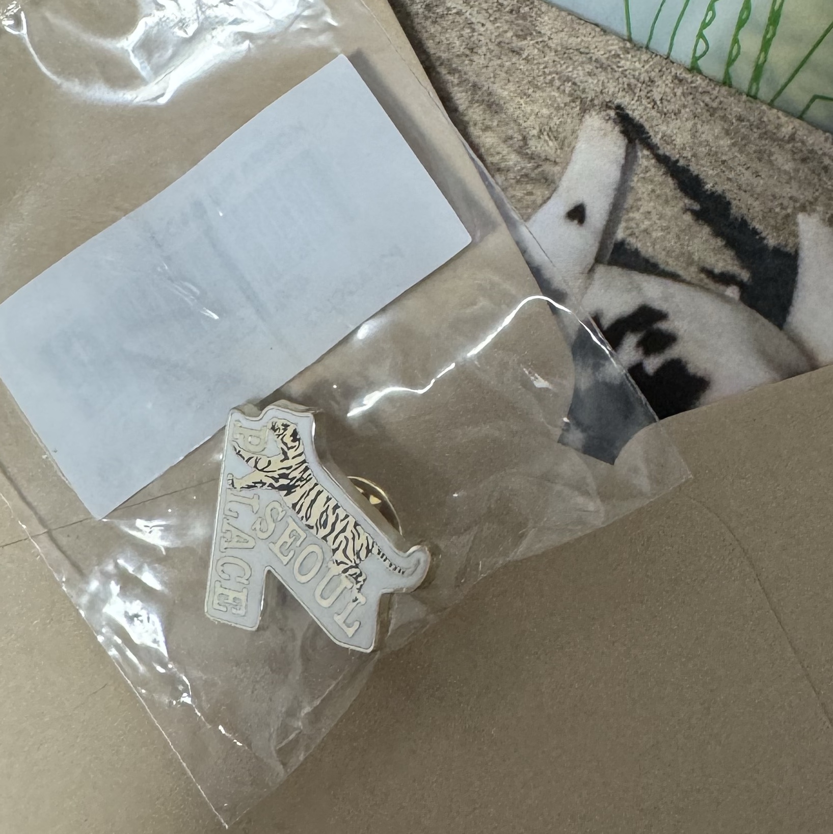 Palace Korea Pin Silver - 24SS 착용 스타일