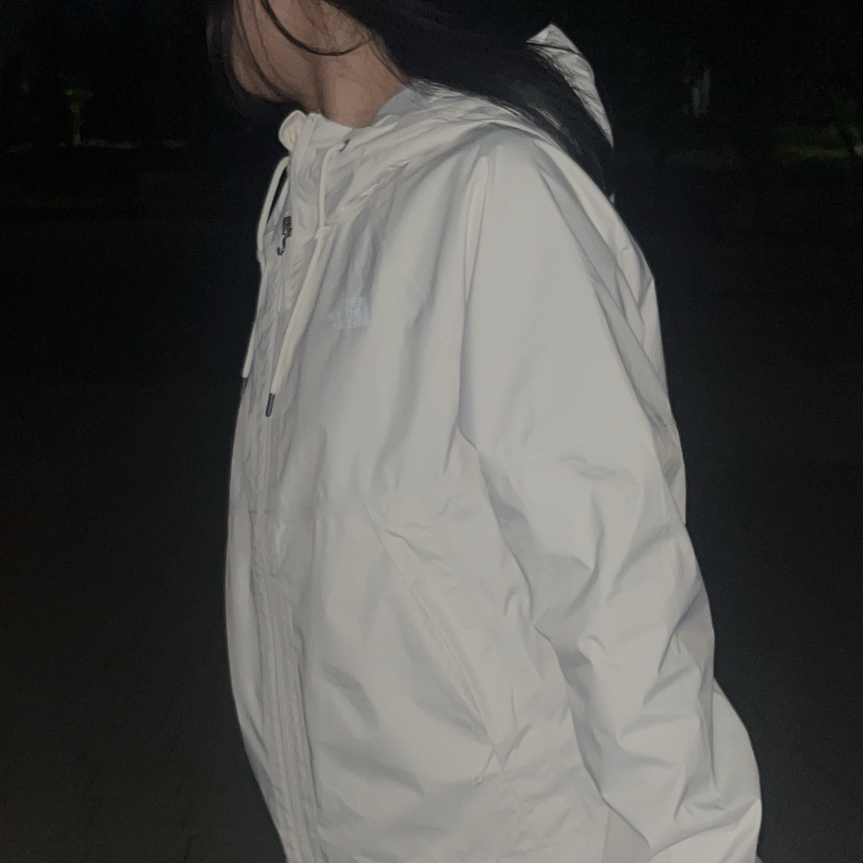(W) The North Face Antora Rain Hoodie White Dune 착용 스타일 - 3