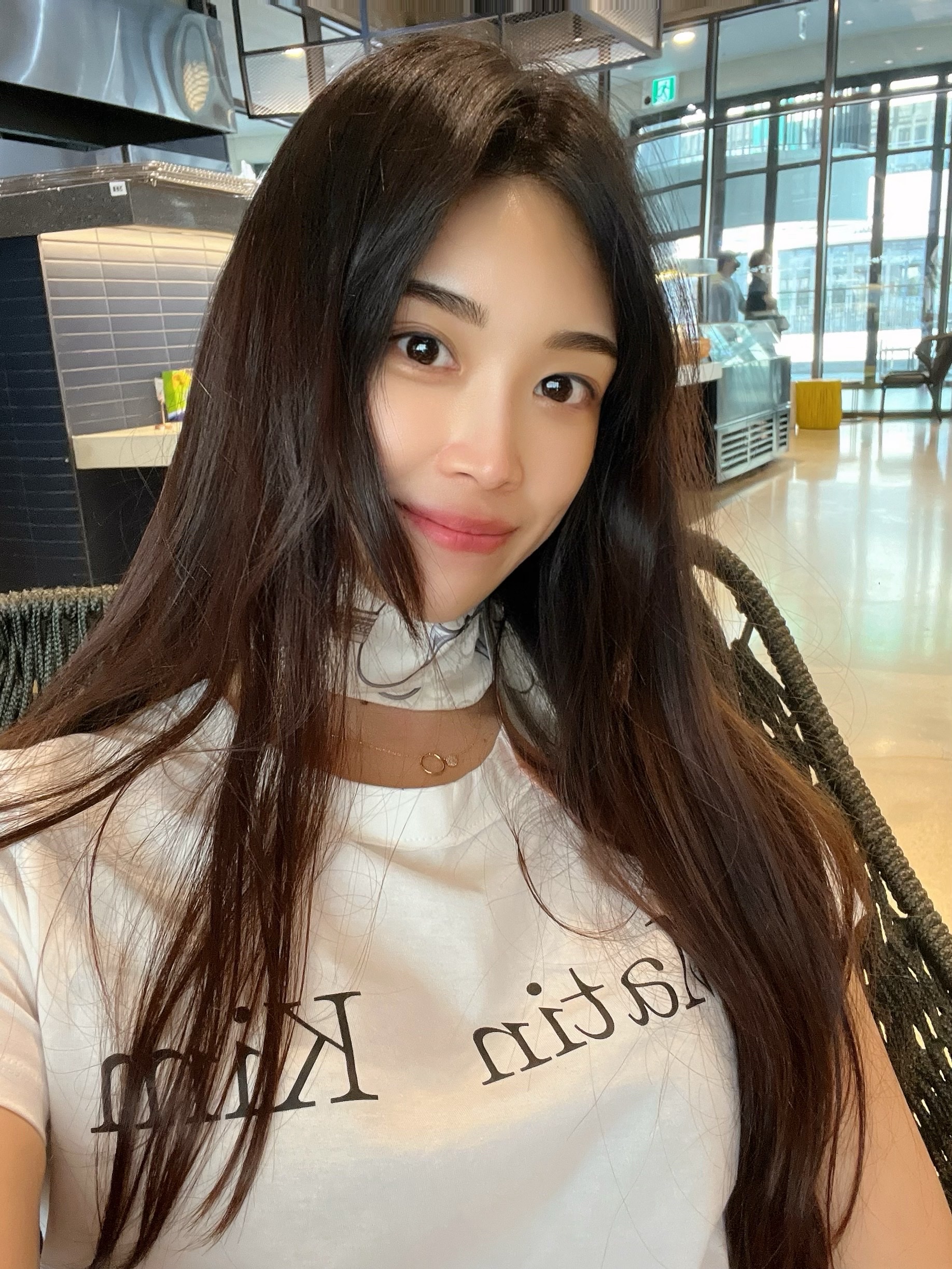 (W) Matin Kim Logo Crop Top White 착용 스타일