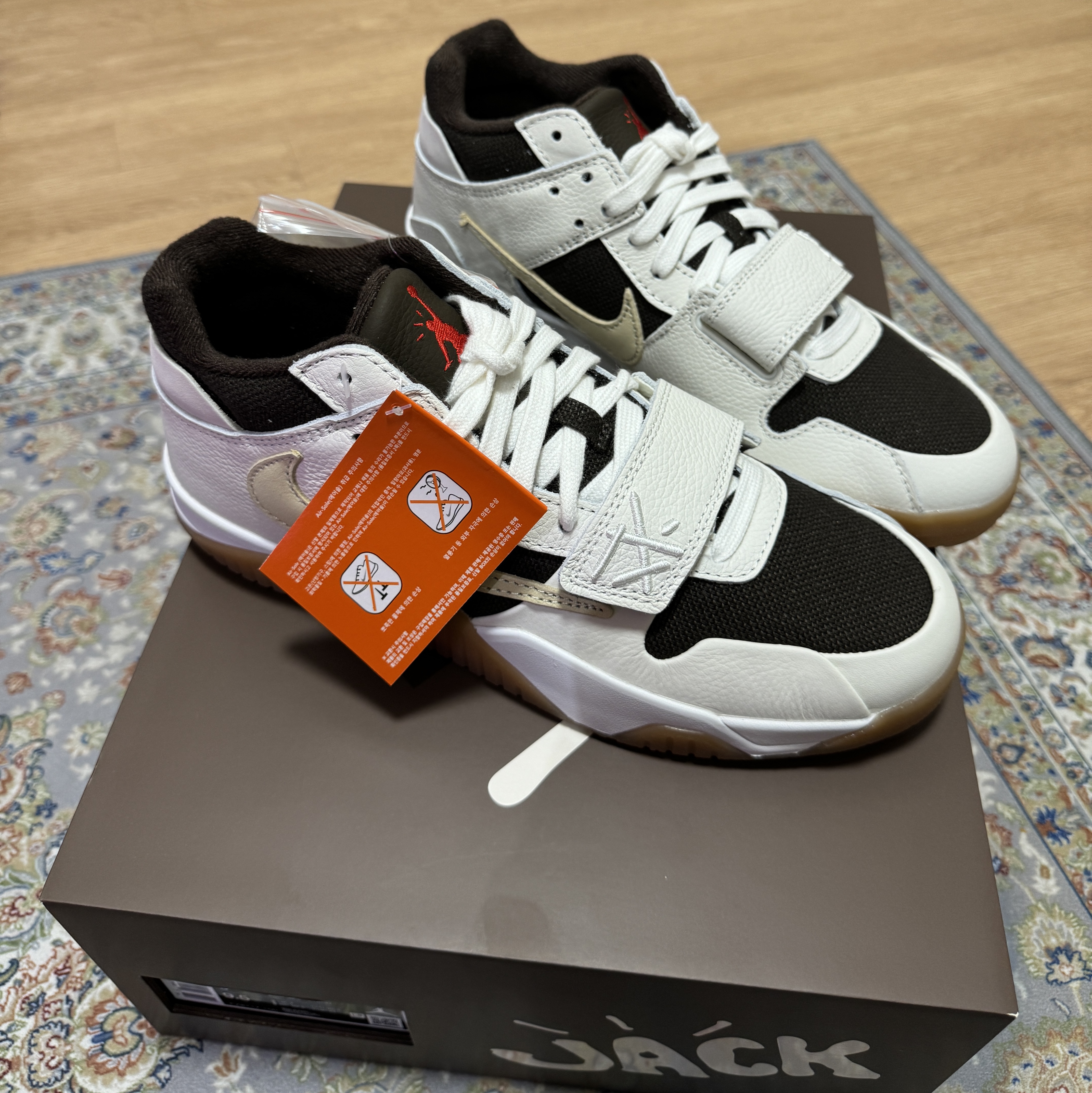 Jordan x Travis Scott Jumpman Jack TR Sail and Dark Mocha 착용 스타일 - 3