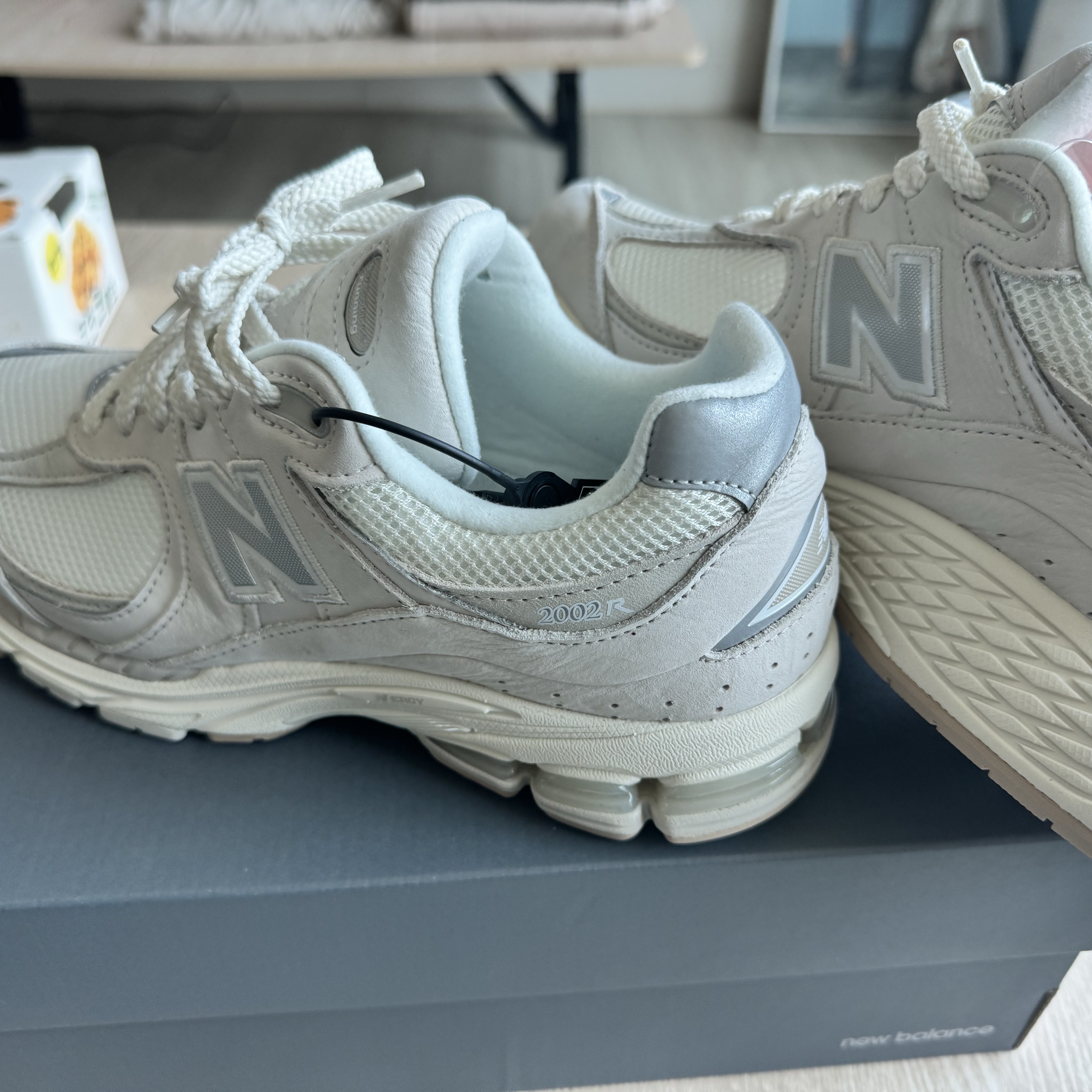 New Balance 2002R White Ivory 착용 스타일 - 1